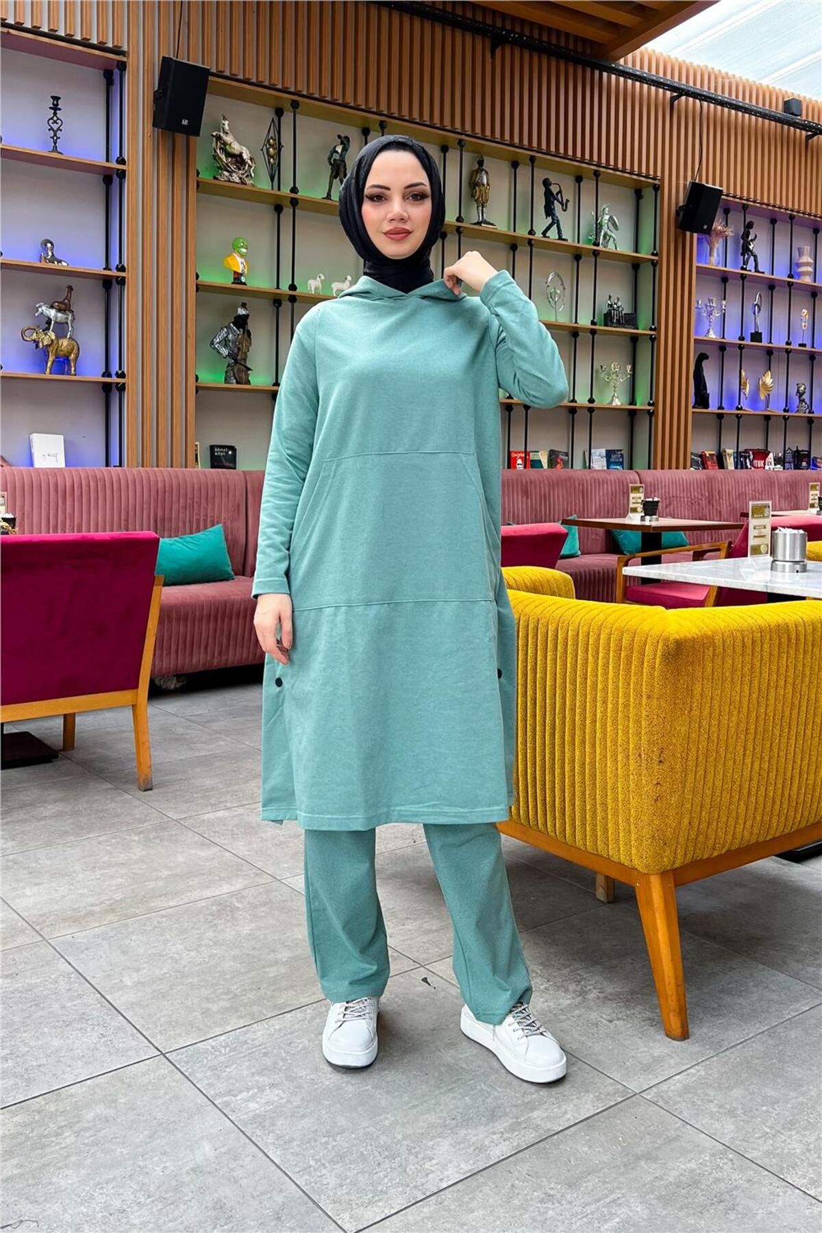 Kapşonlu Yandat Çıtçıtlı Sade Basic Uzun Tunik ve Pantolon İkili Spor Takım - 03071 - Çağla Yeşili Kapşonlu Yandat Çıtçıtlı Sade Basic Uzun Tunik ve Pantolon İkili Spor Takım - 03071 - Çağla Yeşili