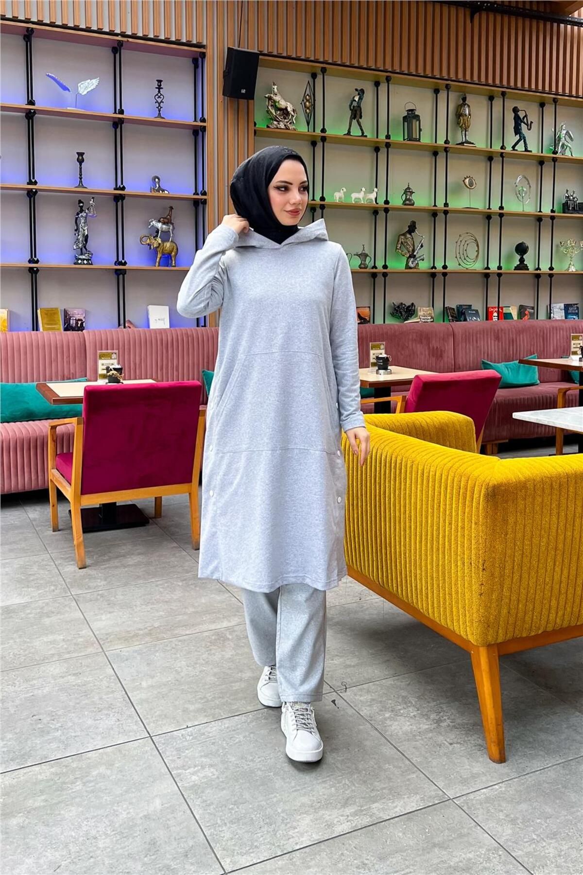 Kapşonlu Yandat Çıtçıtlı Sade Basic Uzun Tunik ve Pantolon İkili Spor Takım - 03071 - Gri Kapşonlu Yandat Çıtçıtlı Sade Basic Uzun Tunik ve Pantolon İkili Spor Takım - 03071 - Gri