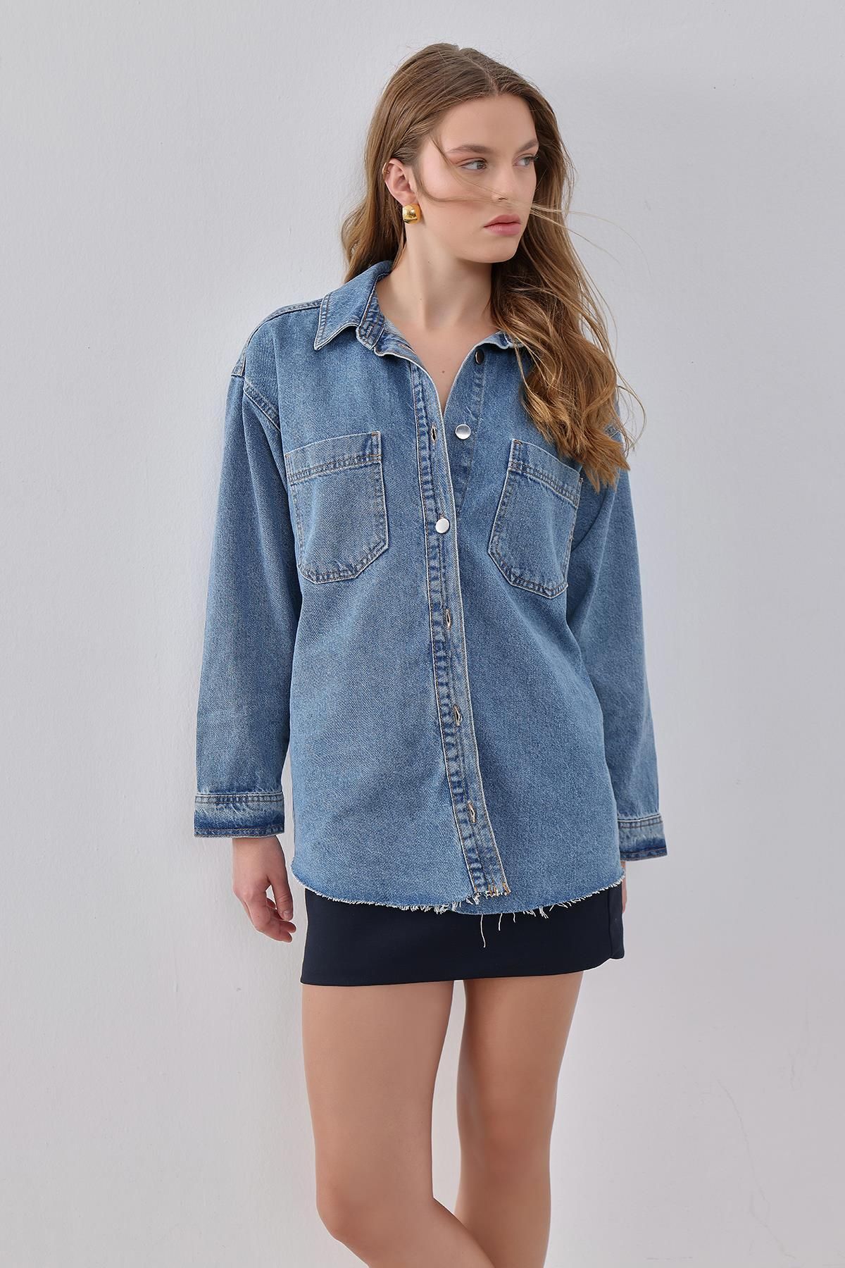 Mavi Oversize Metal Düğmeli Denim Gömlek Ceket Mavi Oversize Metal Düğmeli Denim Gömlek Ceket