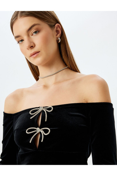 Metalik Fiyonk Detaylı Omzu Açık Kadife Bluz Metalik Fiyonk Detaylı Omzu Açık Kadife Bluz