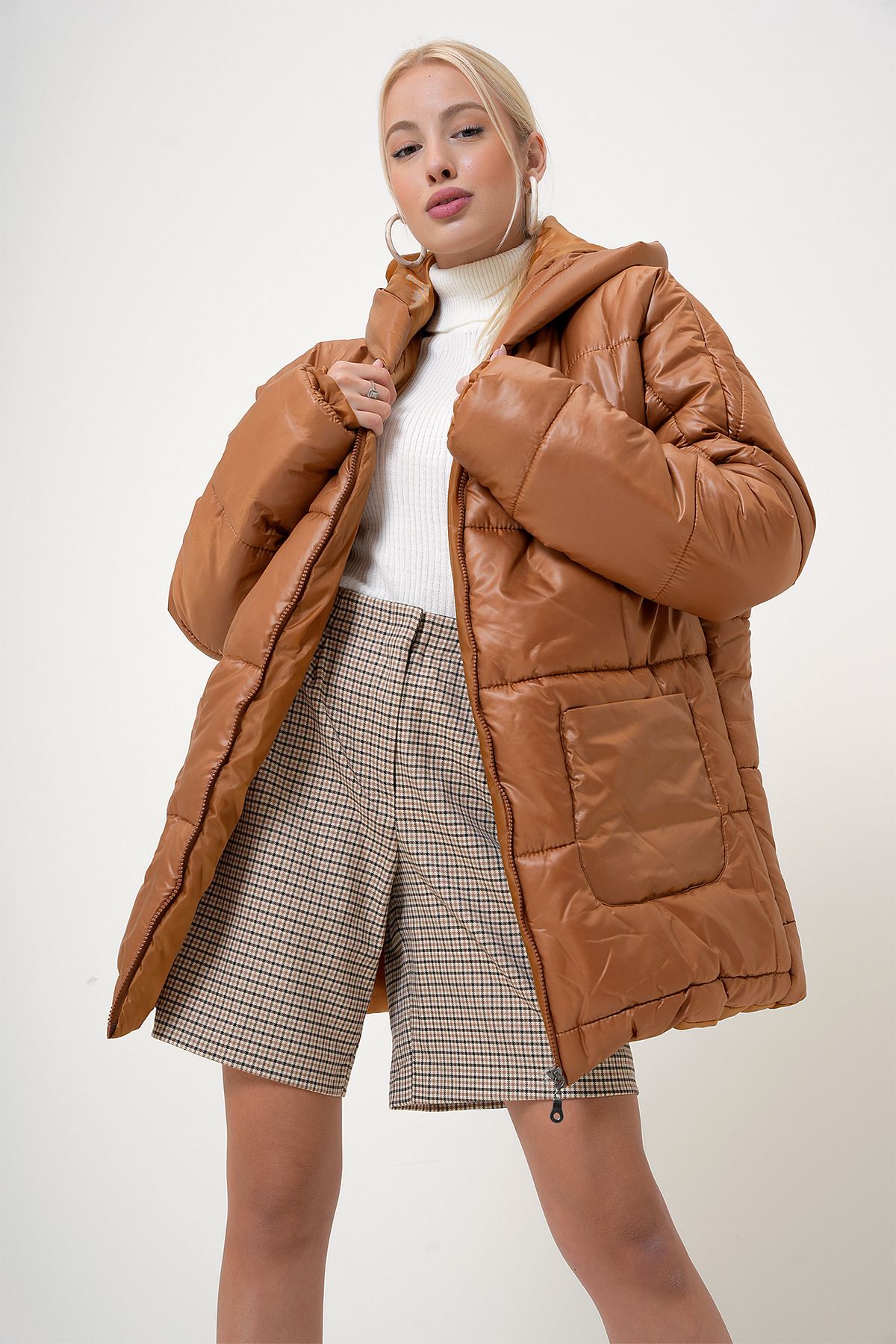 Kadın Taba Kapüşonlu Fleto Cepli Puffer Fashion Oversize Şişme Mont PRM1107 Kadın Taba Kapüşonlu Fleto Cepli Puffer Fashion Oversize Şişme Mont PRM1107