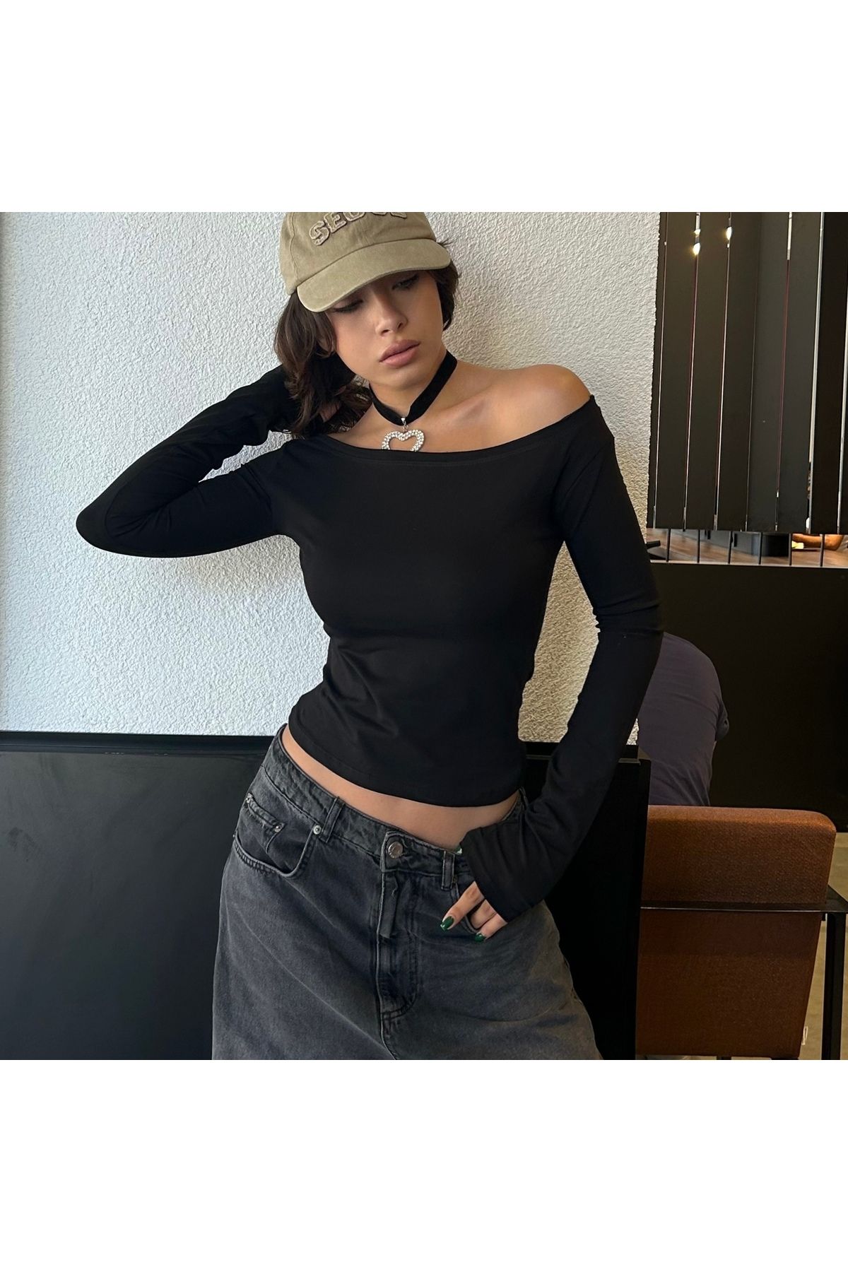 Siyah Madonna Yaka Uzun Kollu Crop Bluz Siyah Madonna Yaka Uzun Kollu Crop Bluz