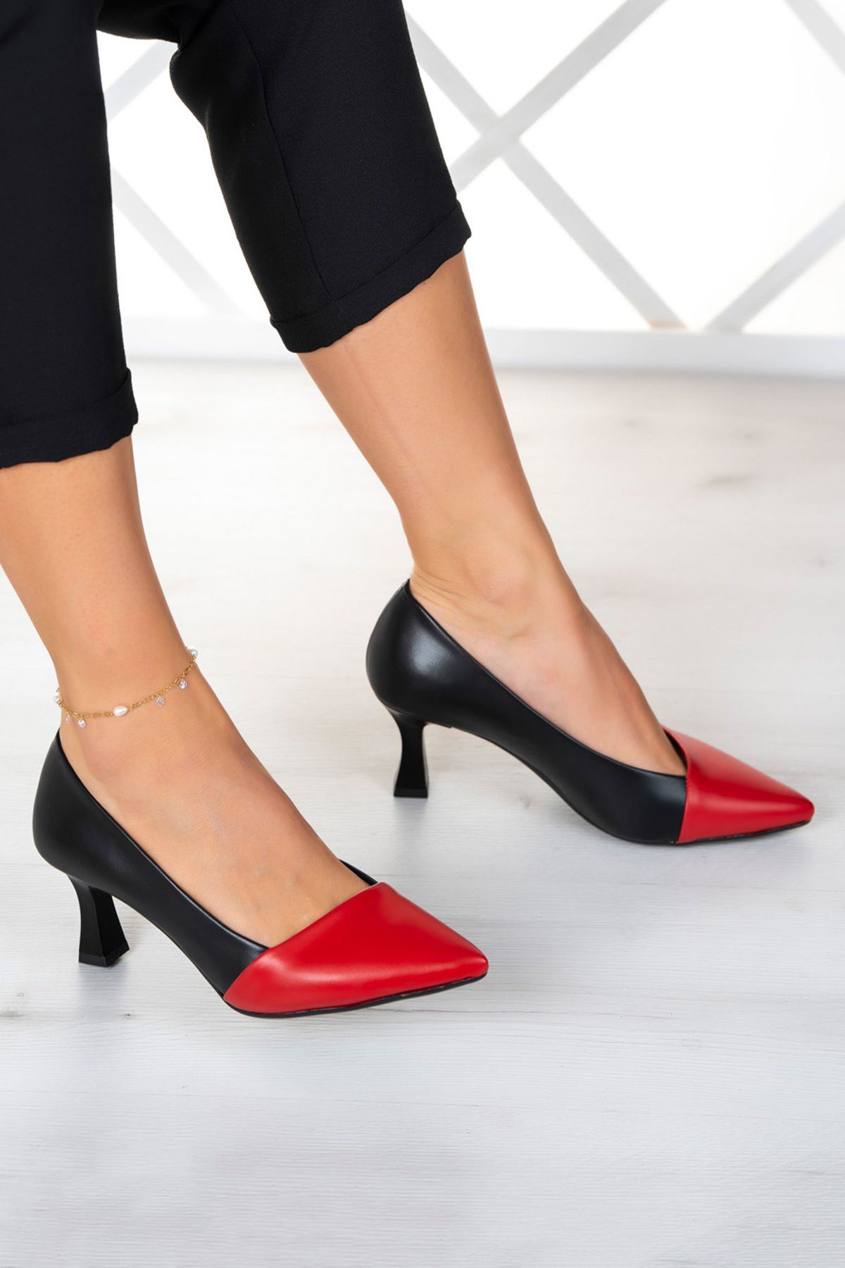 Laura Siyah Kırmızı Topuklu Ayakkabı 6 Cm. Laura Siyah Kırmızı Topuklu Ayakkabı 6 Cm.