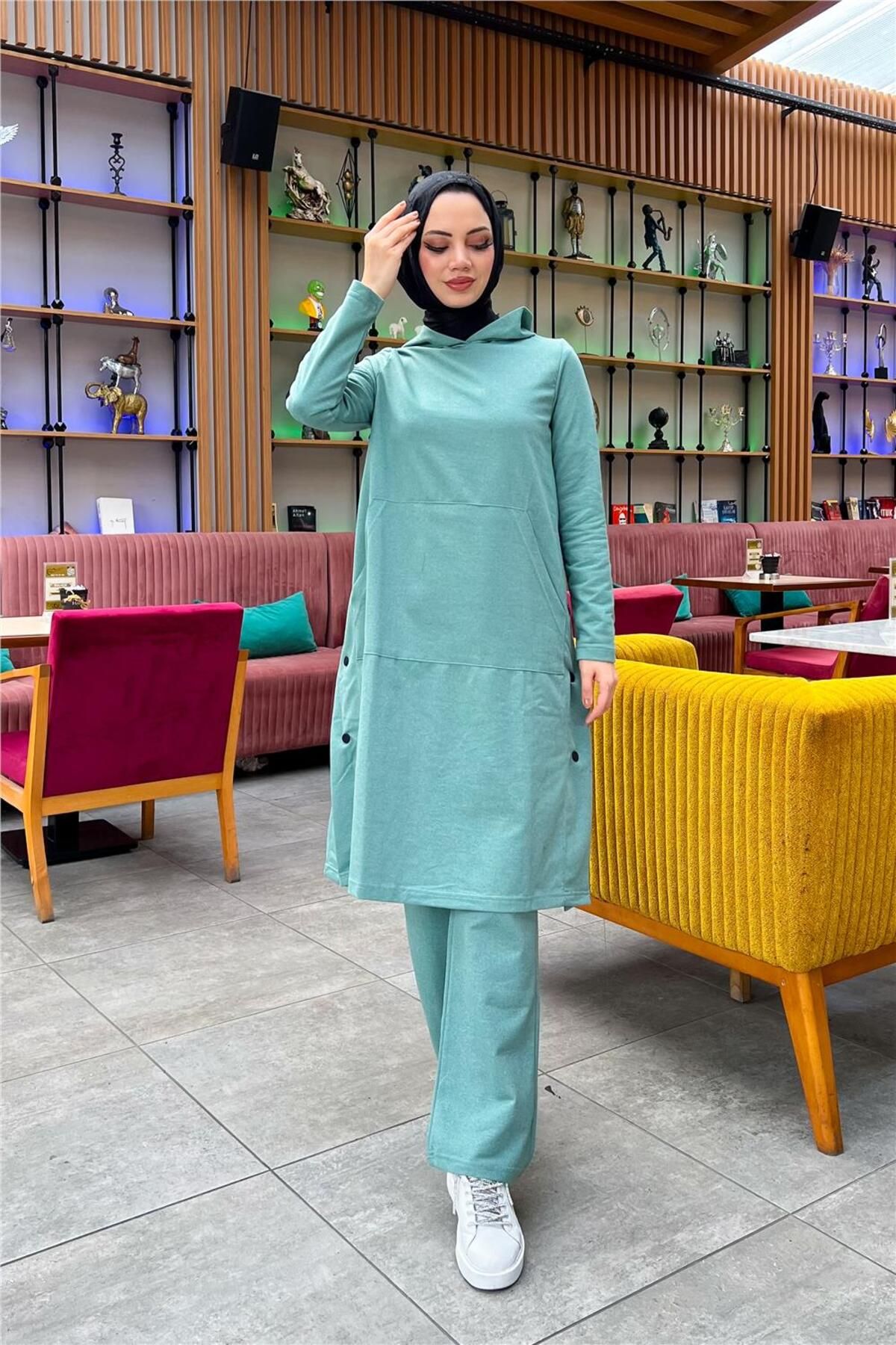 Kapşonlu Yandat Çıtçıtlı Sade Basic Uzun Tunik ve Pantolon İkili Spor Takım - 03071 - Çağla Yeşili Kapşonlu Yandat Çıtçıtlı Sade Basic Uzun Tunik ve Pantolon İkili Spor Takım - 03071 - Çağla Yeşili