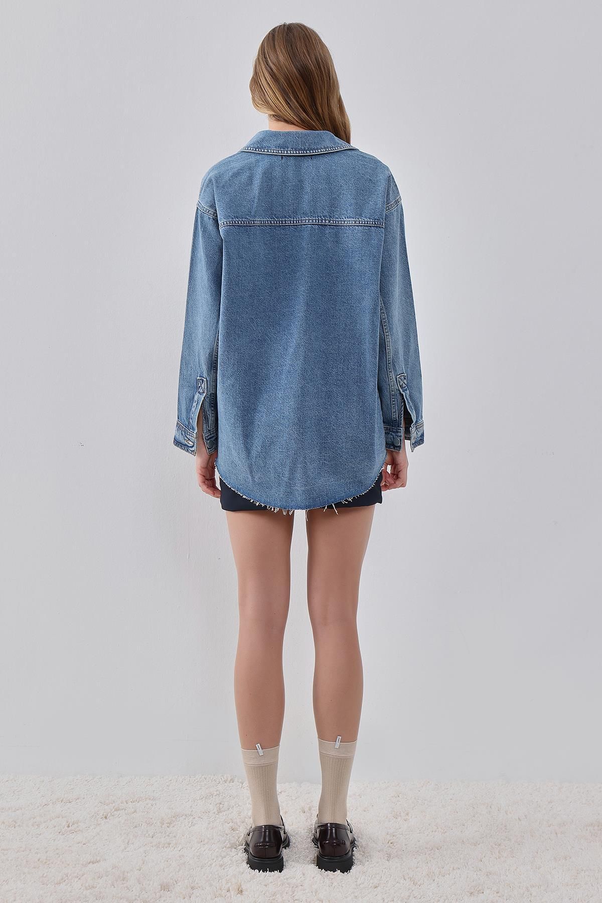 Mavi Oversize Metal Düğmeli Denim Gömlek Ceket Mavi Oversize Metal Düğmeli Denim Gömlek Ceket