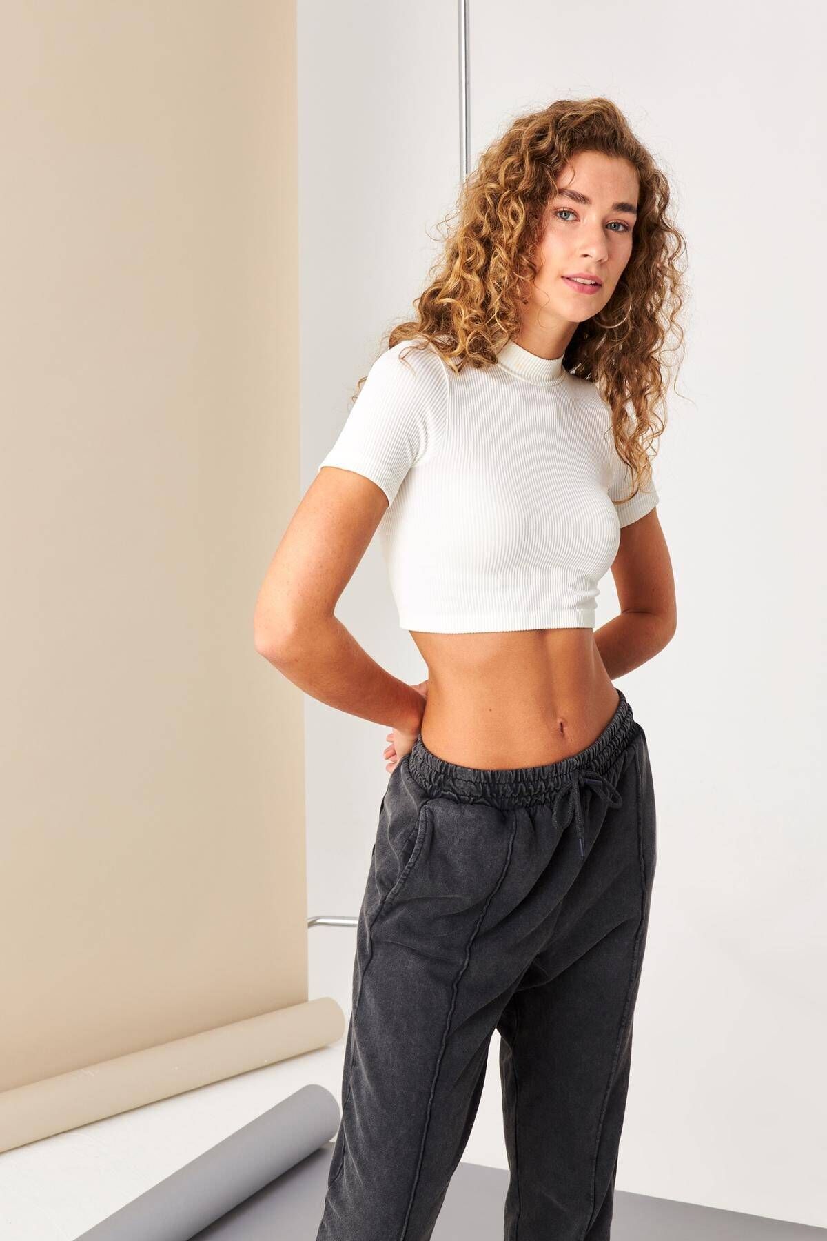 Dik Yaka Kısa Kollu Seamless Crop Bluz B0227