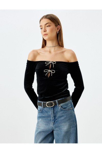 Metalik Fiyonk Detaylı Omzu Açık Kadife Bluz Metalik Fiyonk Detaylı Omzu Açık Kadife Bluz