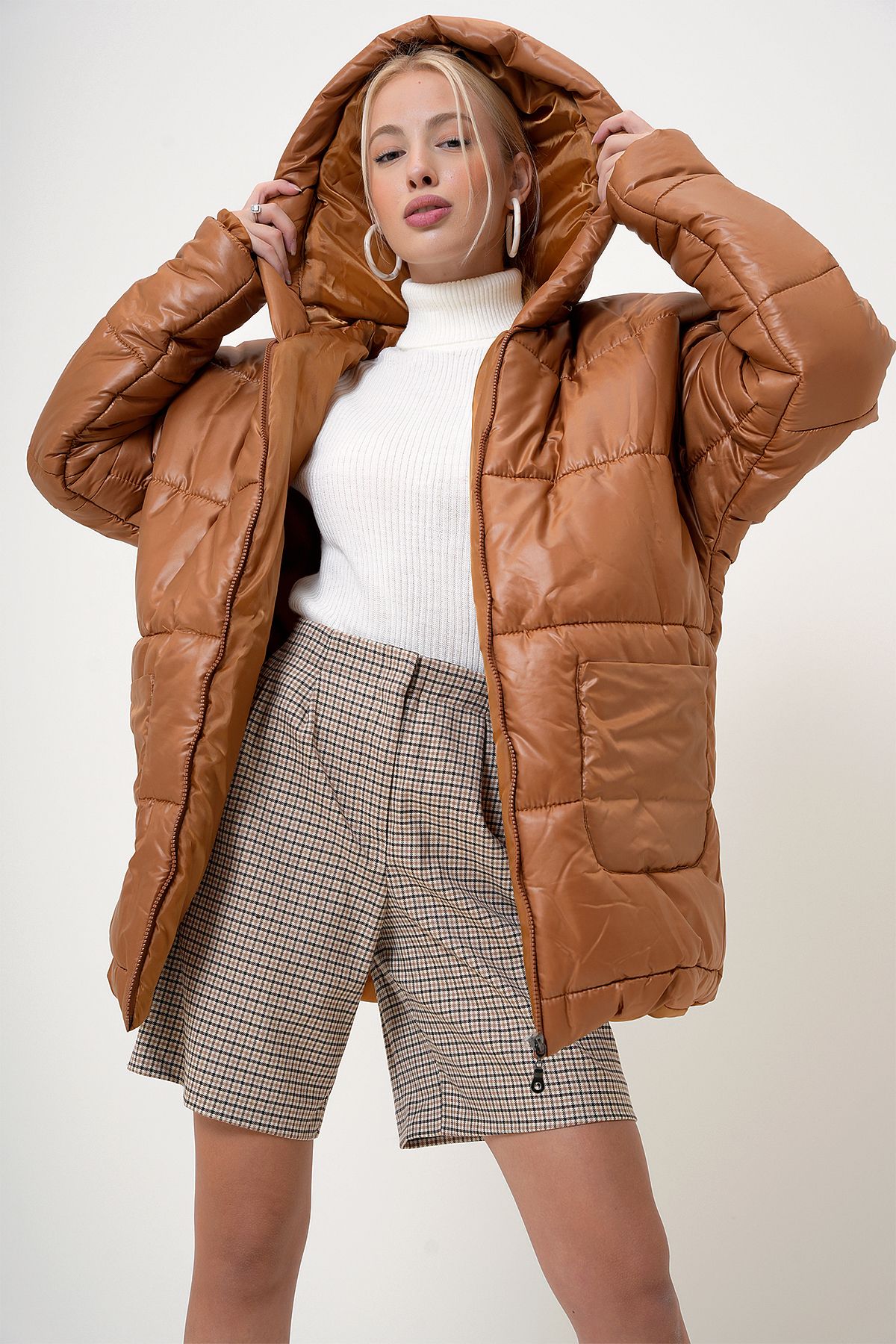 Kadın Taba Kapüşonlu Fleto Cepli Puffer Fashion Oversize Şişme Mont PRM1107 Kadın Taba Kapüşonlu Fleto Cepli Puffer Fashion Oversize Şişme Mont PRM1107