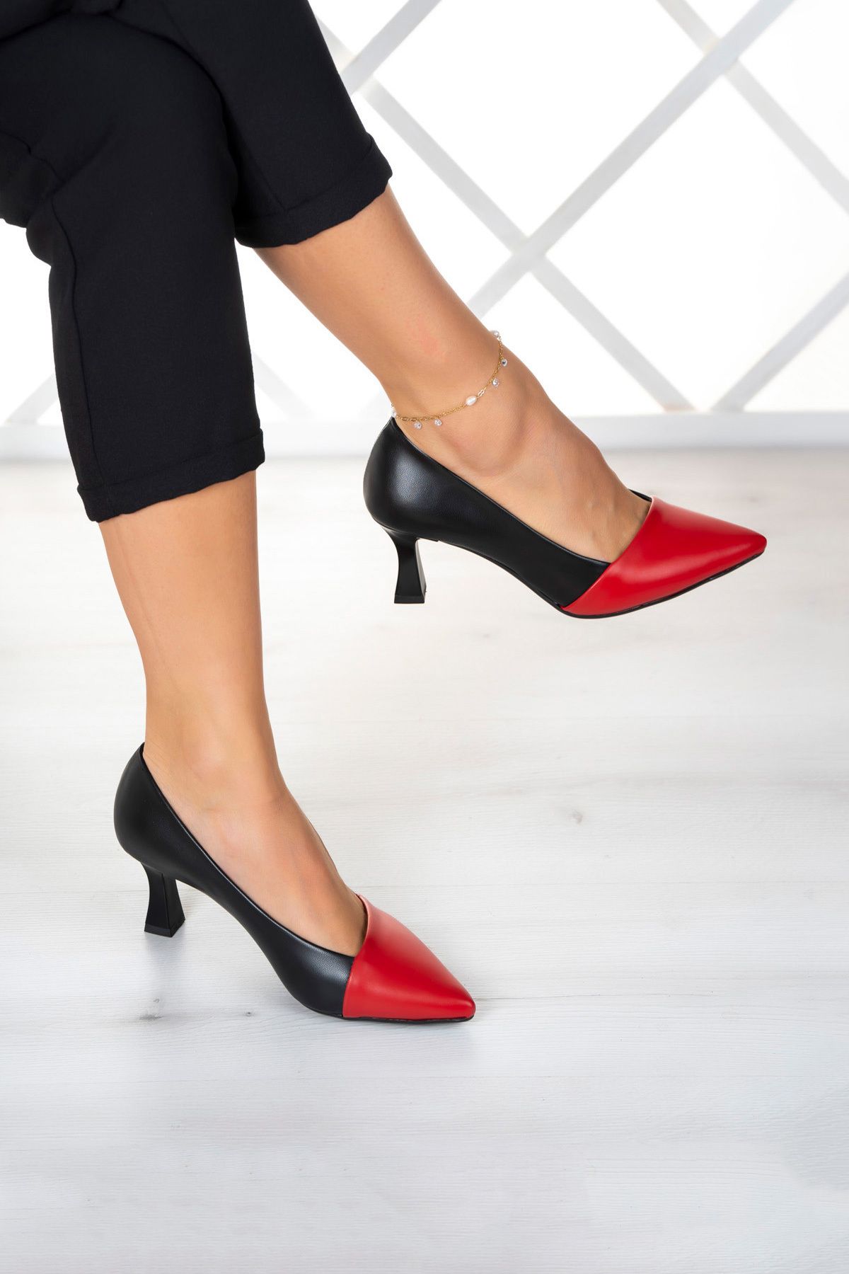 Laura Siyah Kırmızı Topuklu Ayakkabı 6 Cm. Laura Siyah Kırmızı Topuklu Ayakkabı 6 Cm.