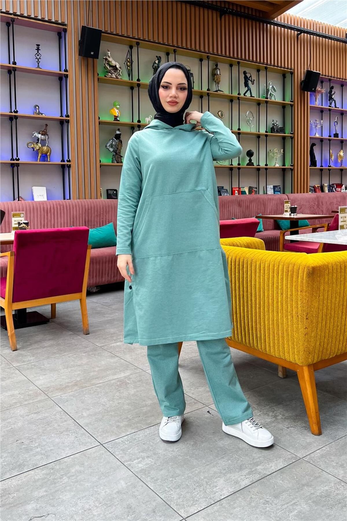Kapşonlu Yandat Çıtçıtlı Sade Basic Uzun Tunik ve Pantolon İkili Spor Takım - 03071 - Çağla Yeşili Kapşonlu Yandat Çıtçıtlı Sade Basic Uzun Tunik ve Pantolon İkili Spor Takım - 03071 - Çağla Yeşili