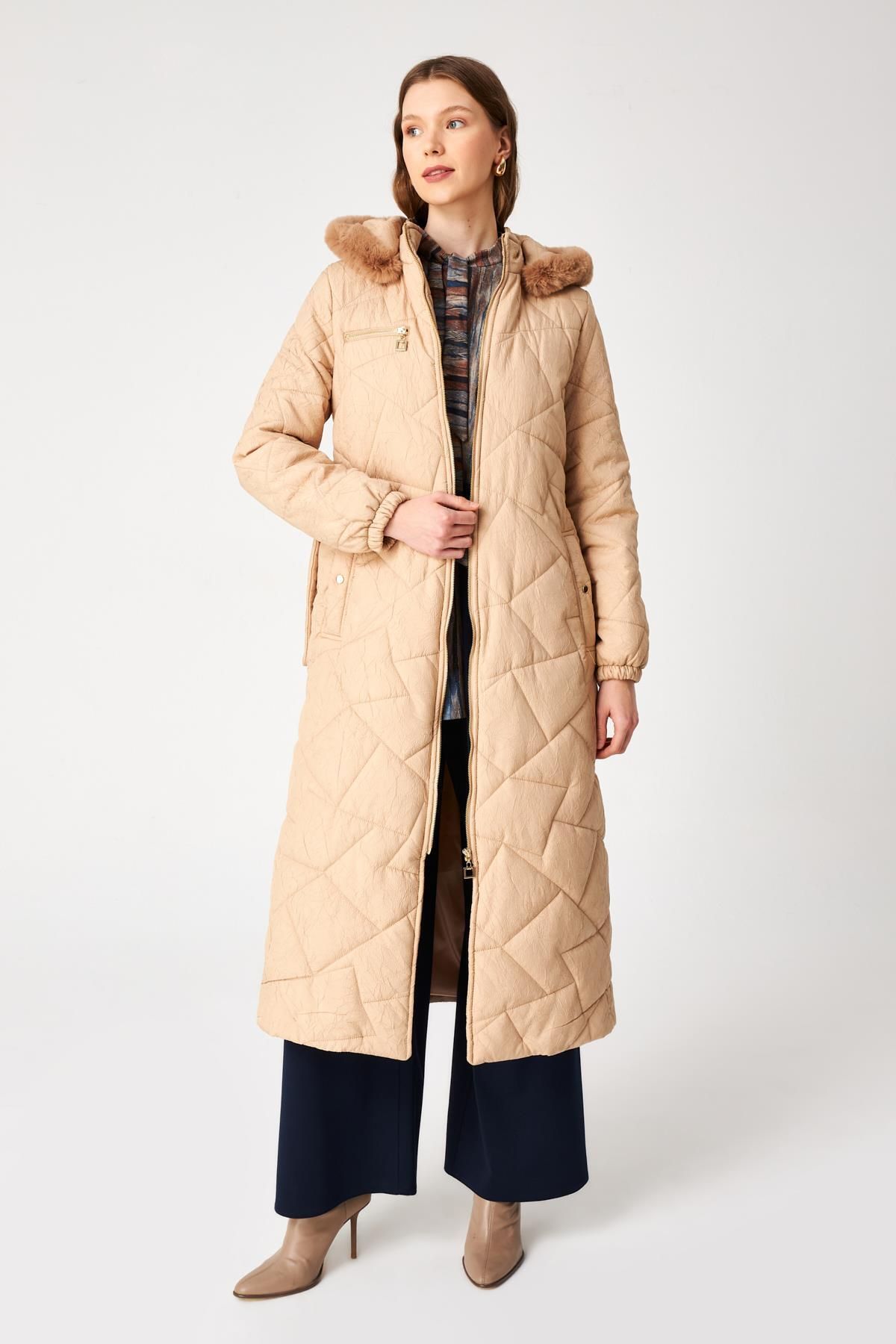 Kürk Detaylı Kapüşonlu Uzun Bej Mont 13504 Kürk Detaylı Kapüşonlu Uzun Bej Mont 13504