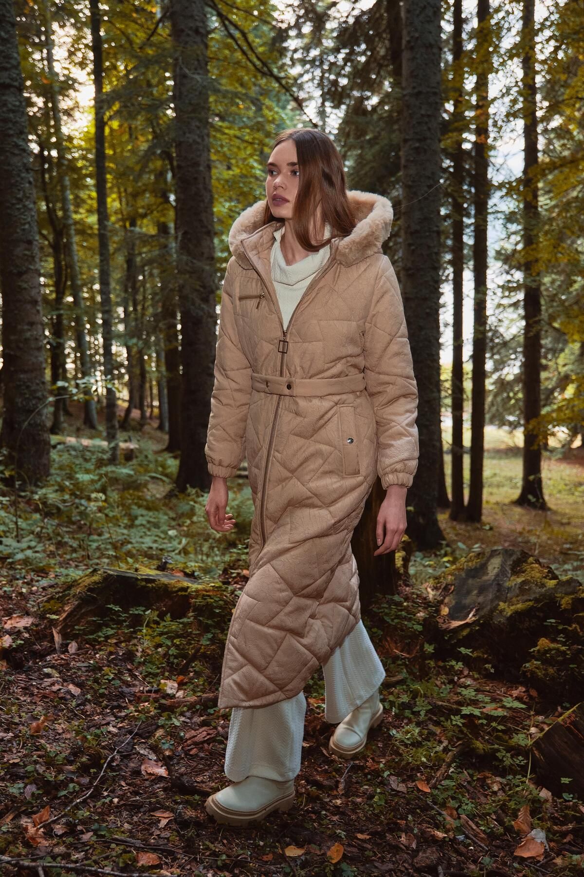 Kürk Detaylı Kapüşonlu Uzun Bej Mont 13504 Kürk Detaylı Kapüşonlu Uzun Bej Mont 13504