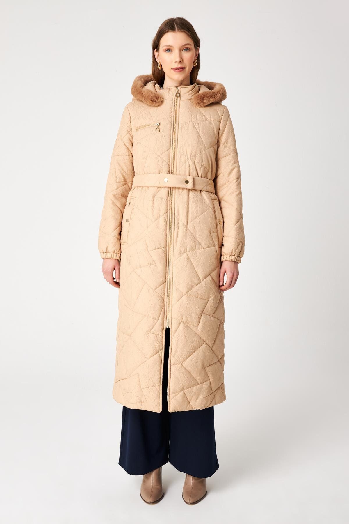 Kürk Detaylı Kapüşonlu Uzun Bej Mont 13504 Kürk Detaylı Kapüşonlu Uzun Bej Mont 13504