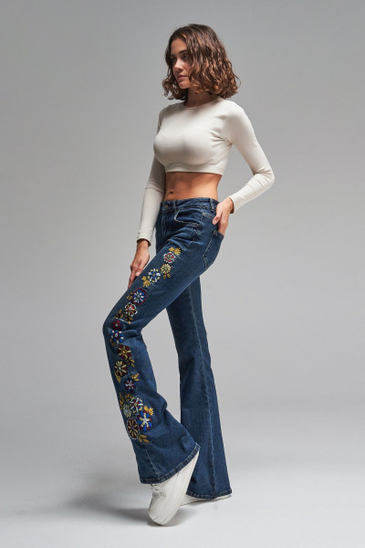 Kadın T.Kot Rengi Çiçek Nakışlı Flare Fit Esnek Kumaş Tasarım Denim Kadın T.Kot Rengi Çiçek Nakışlı Flare Fit Esnek Kumaş Tasarım Denim