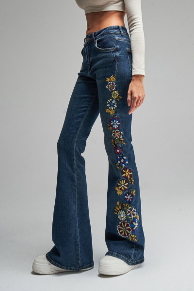 Kadın T.Kot Rengi Çiçek Nakışlı Flare Fit Esnek Kumaş Tasarım Denim Kadın T.Kot Rengi Çiçek Nakışlı Flare Fit Esnek Kumaş Tasarım Denim