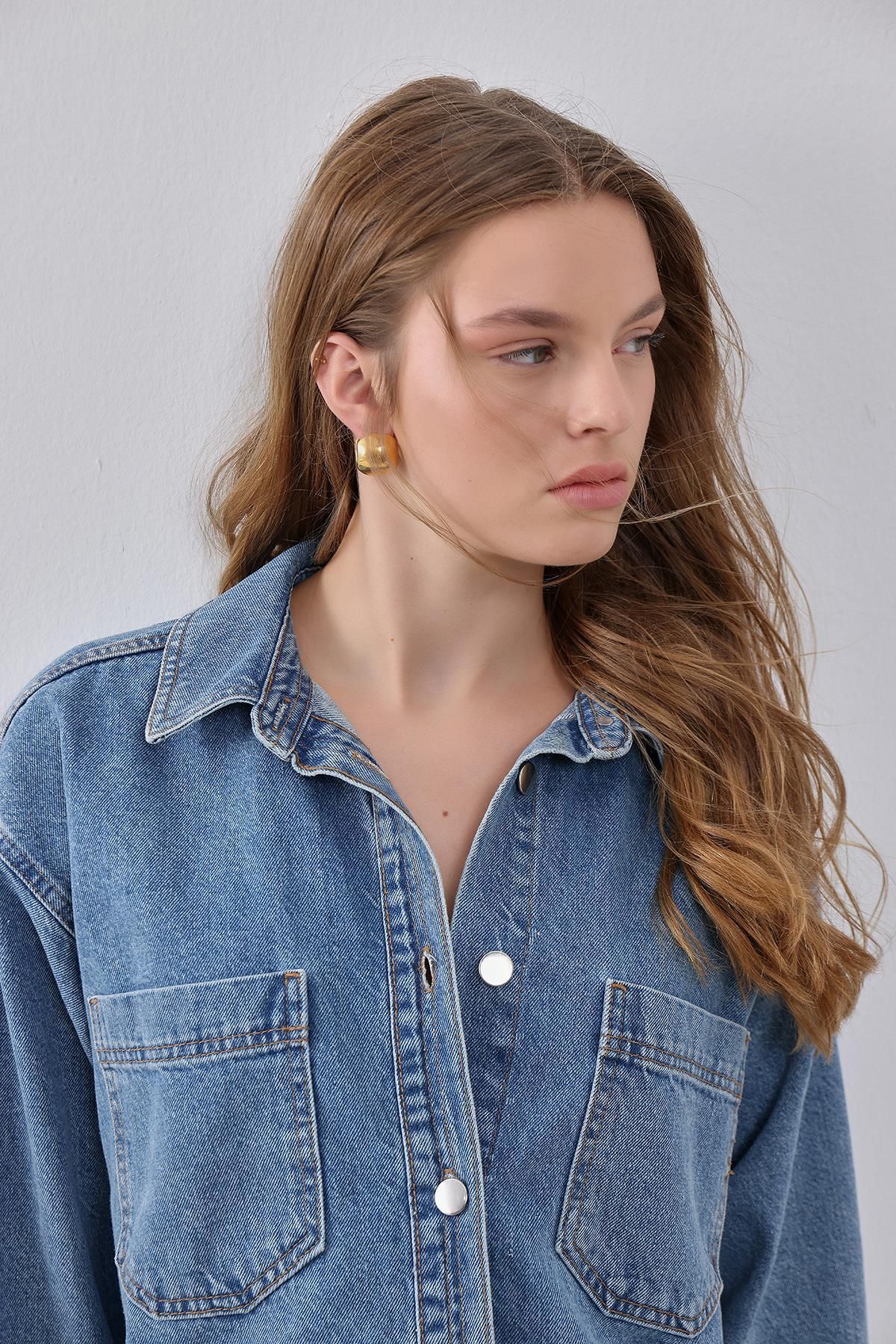 Mavi Oversize Metal Düğmeli Denim Gömlek Ceket Mavi Oversize Metal Düğmeli Denim Gömlek Ceket