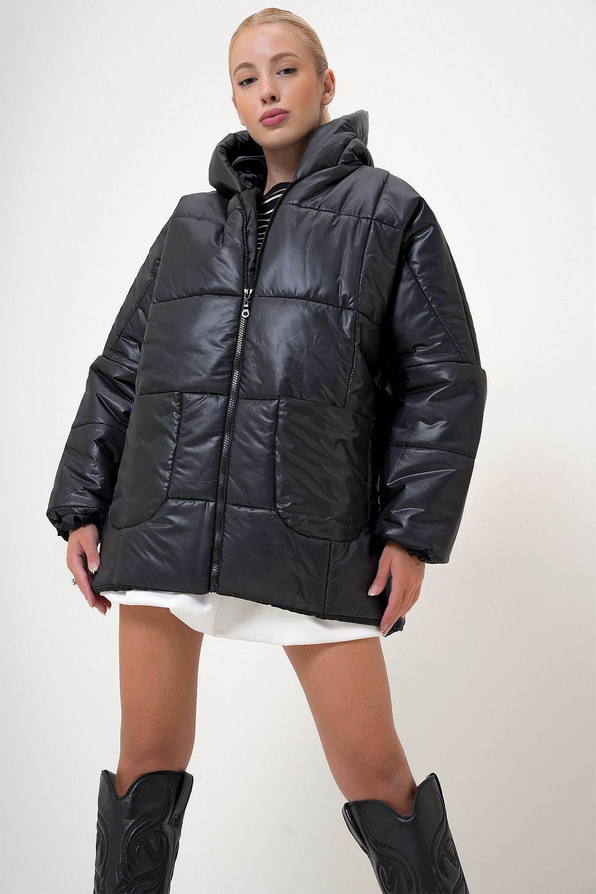 Kadın Siyah Kapüşonlu Fleto Cepli Puffer Fashion Oversize Şişme Mont PRM1107 Kadın Siyah Kapüşonlu Fleto Cepli Puffer Fashion Oversize Şişme Mont PRM1107