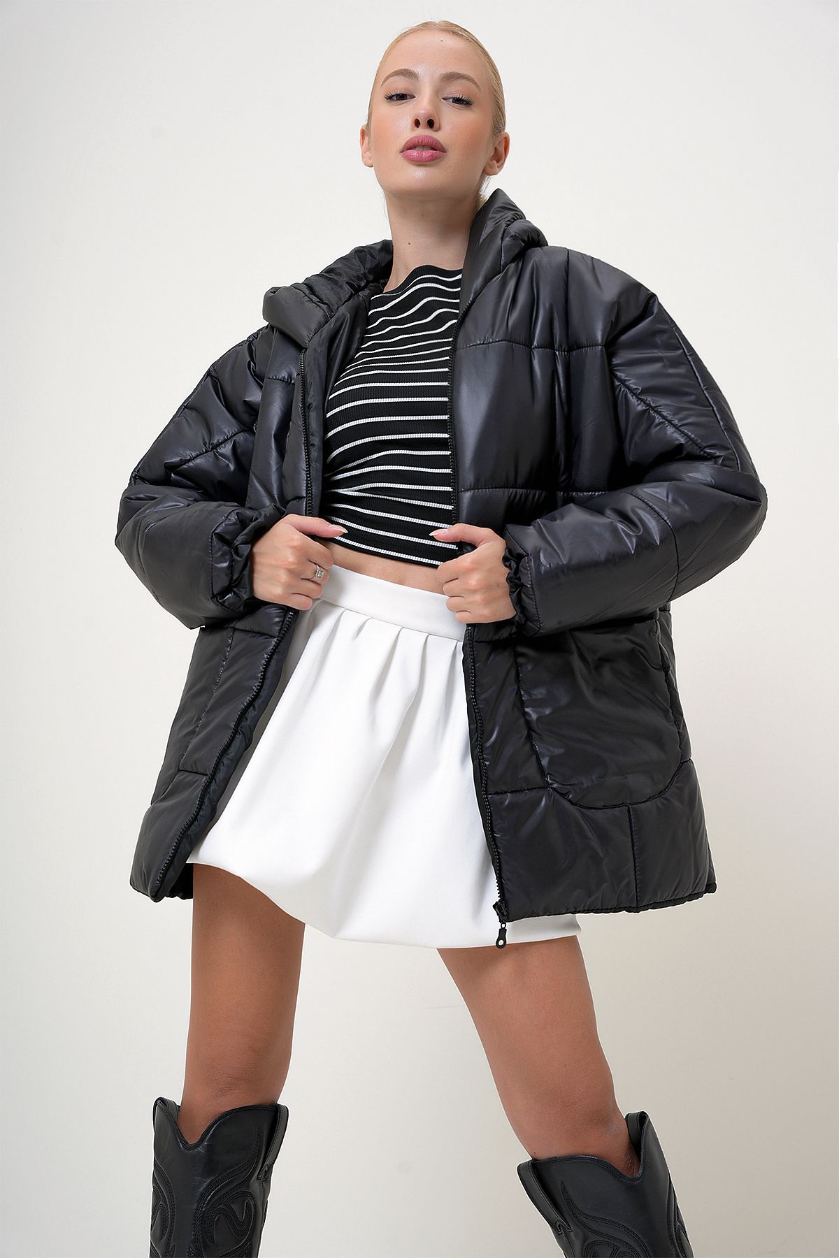 Kadın Siyah Kapüşonlu Fleto Cepli Puffer Fashion Oversize Şişme Mont PRM1107 Kadın Siyah Kapüşonlu Fleto Cepli Puffer Fashion Oversize Şişme Mont PRM1107
