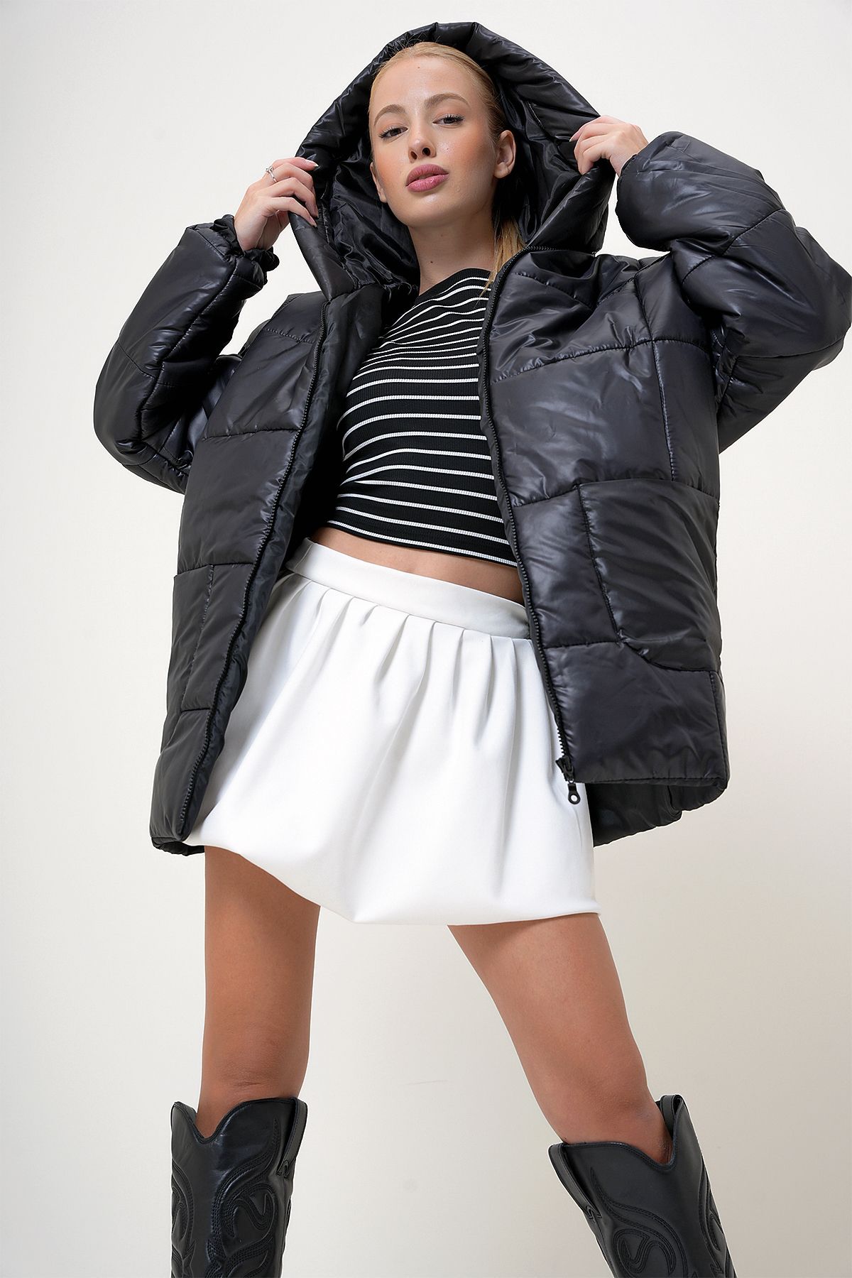 Kadın Siyah Kapüşonlu Fleto Cepli Puffer Fashion Oversize Şişme Mont PRM1107 Kadın Siyah Kapüşonlu Fleto Cepli Puffer Fashion Oversize Şişme Mont PRM1107