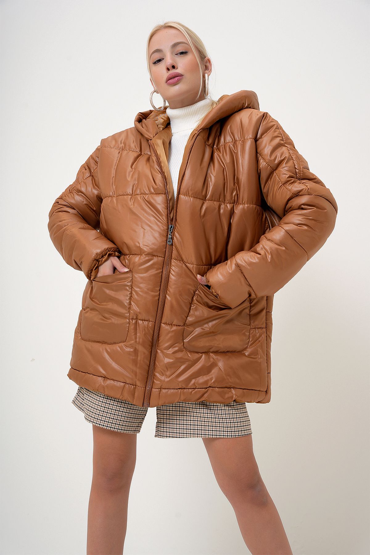 Kadın Taba Kapüşonlu Fleto Cepli Puffer Fashion Oversize Şişme Mont PRM1107 Kadın Taba Kapüşonlu Fleto Cepli Puffer Fashion Oversize Şişme Mont PRM1107
