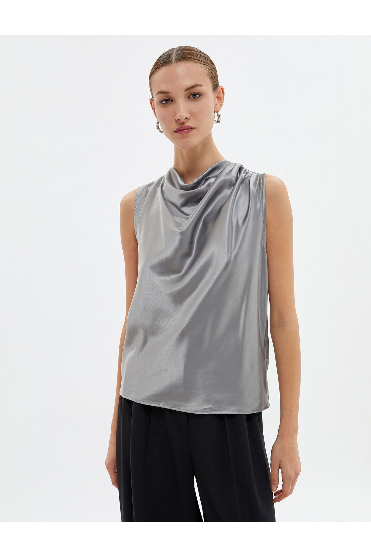 Saten Degaje Yaka Bluz Kolsuz Metalik Görünümlü Saten Degaje Yaka Bluz Kolsuz Metalik Görünümlü