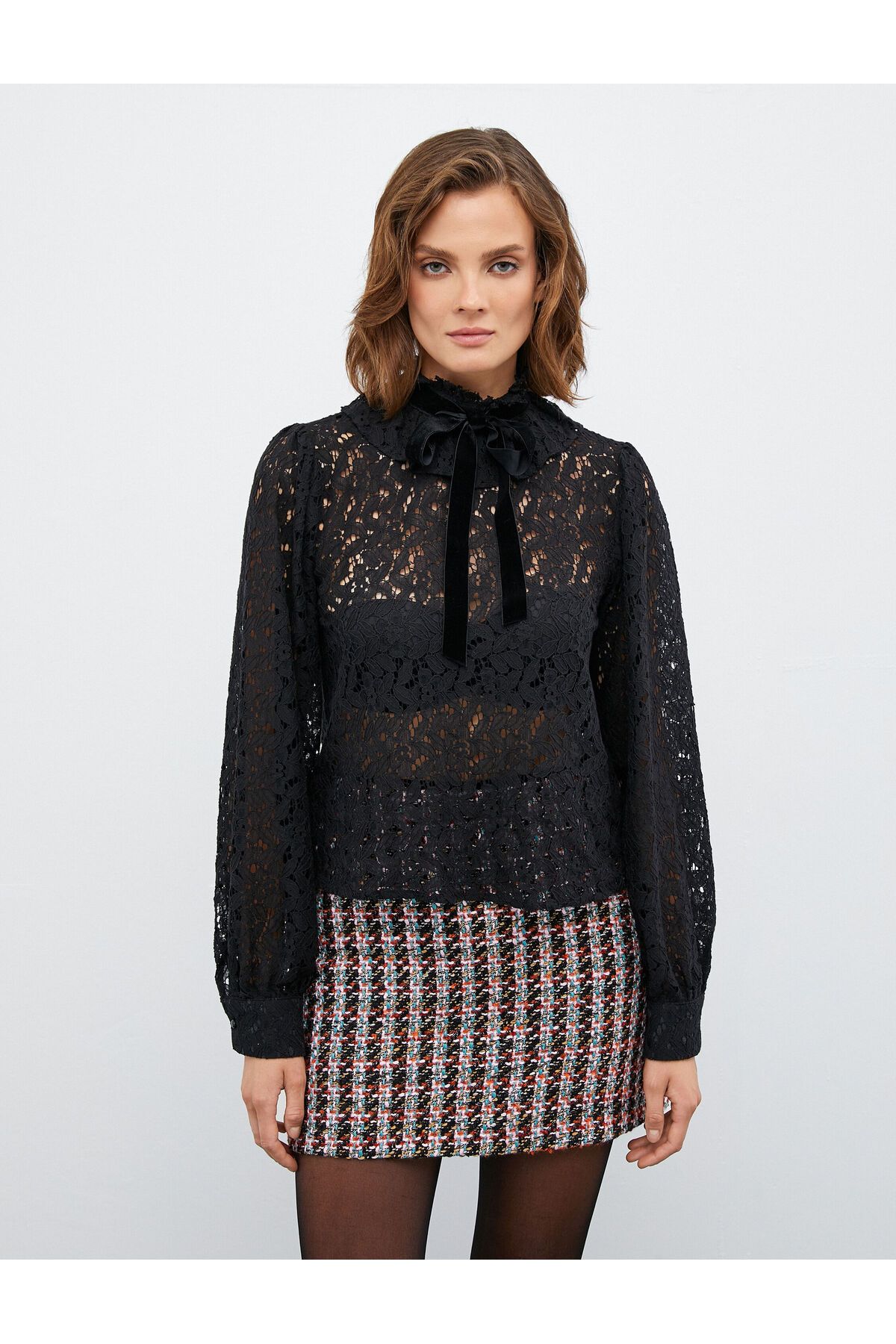 Melis Ağazat X Koton - Dantelli Kadife Yaka Bluz Melis Ağazat X Koton - Dantelli Kadife Yaka Bluz