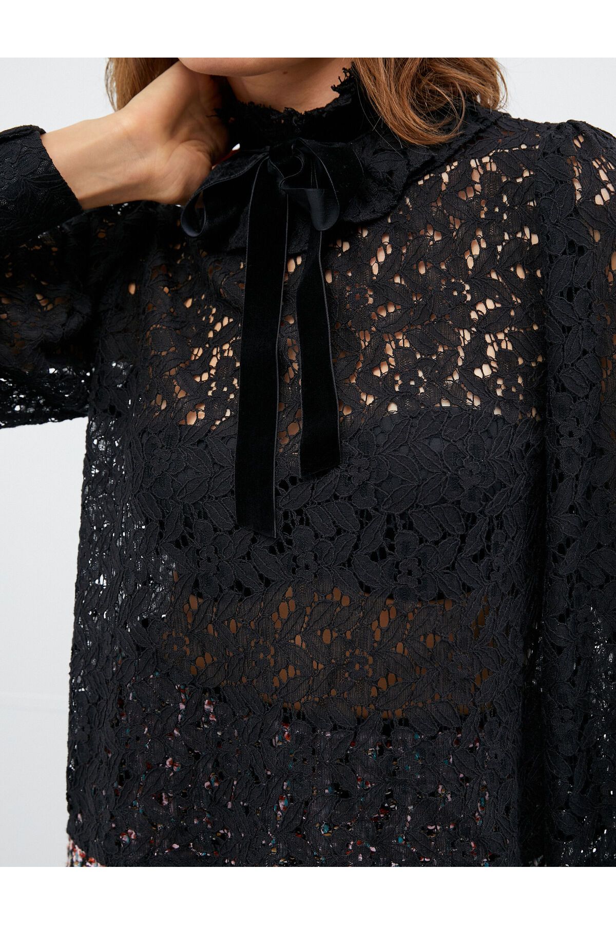 Melis Ağazat X Koton - Dantelli Kadife Yaka Bluz Melis Ağazat X Koton - Dantelli Kadife Yaka Bluz