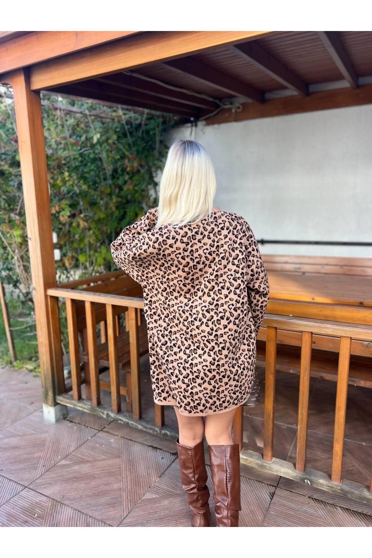 Leopar Desenli Triko Hırka Leopar Desenli Triko Hırka