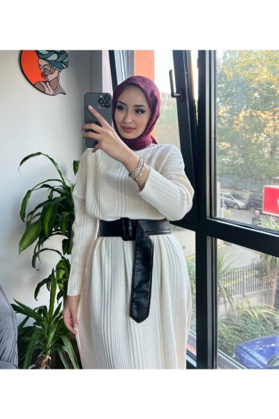 Oversize Bol Kesim Yarım Balıkçı Yaka Fitilli Triko Tesettür Elbise 38-44 Beden Arası Oversize Bol Kesim Yarım Balıkçı Yaka Fitilli Triko Tesettür Elbise 38-44 Beden Arası