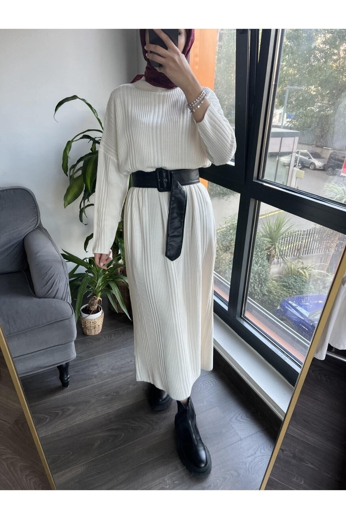 Oversize Bol Kesim Yarım Balıkçı Yaka Fitilli Triko Tesettür Elbise 38-44 Beden Arası Oversize Bol Kesim Yarım Balıkçı Yaka Fitilli Triko Tesettür Elbise 38-44 Beden Arası
