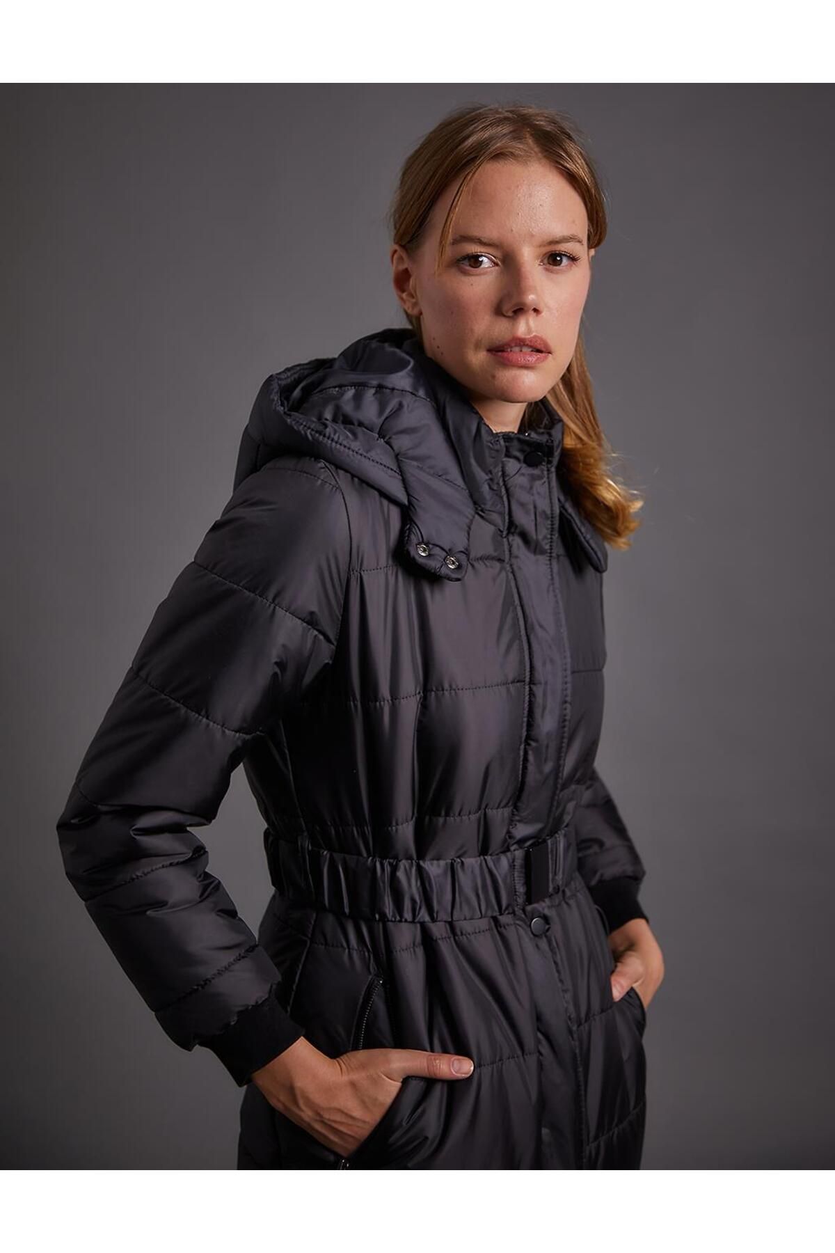 Kemerli Kapüşonlu Anorak Mont Siyah Kemerli Kapüşonlu Anorak Mont Siyah