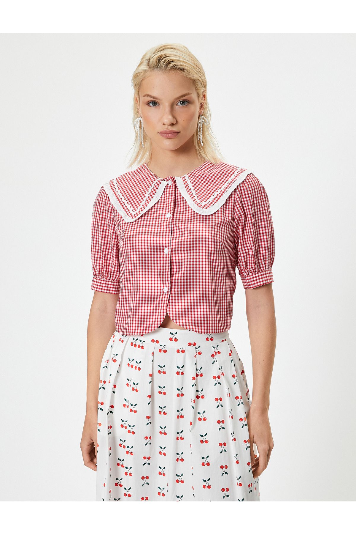 X Tuba Ünsal - Geniş Bebe Yaka Balon Kol Crop Gömlek Pötikareli Işleme Detaylı X Tuba Ünsal - Geniş Bebe Yaka Balon Kol Crop Gömlek Pötikareli Işleme Detaylı