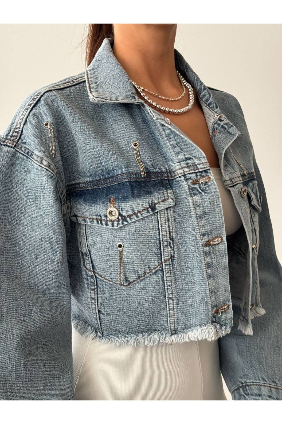Mavi Zincir Detaylı Oversize Crop Kadın Kot Ceket Mavi Zincir Detaylı Oversize Crop Kadın Kot Ceket