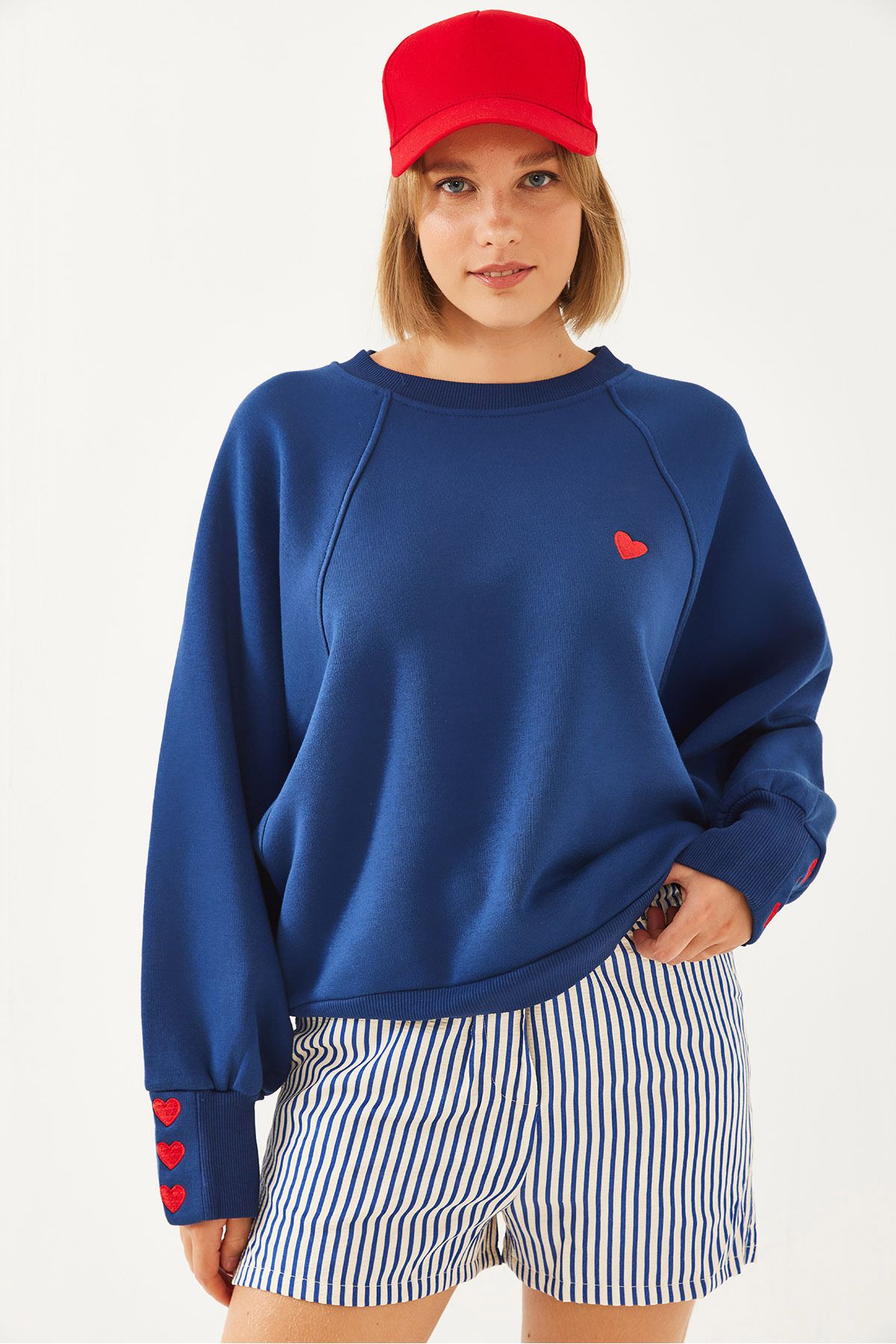 Kadın Bisiklet Yaka Kalp Nakışlı Üç İplik Şardonlu Sweatshirt 60251933