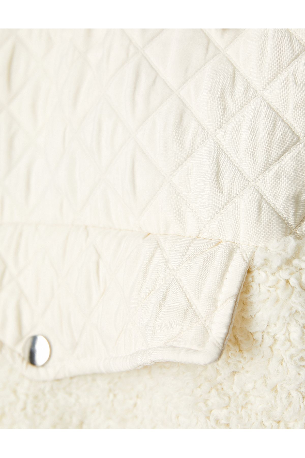 X Şahika Ercümen - Peluş Detaylı Cepli Kapitone Kapüşonlu Sweatshirt X Şahika Ercümen - Peluş Detaylı Cepli Kapitone Kapüşonlu Sweatshirt