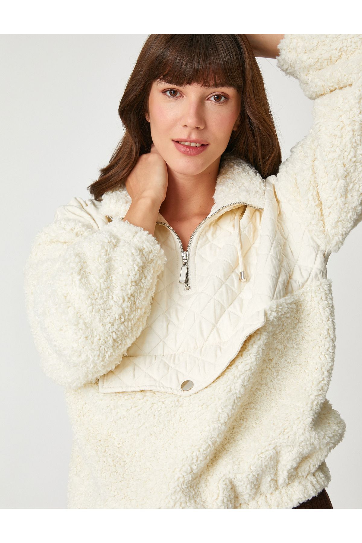 X Şahika Ercümen - Peluş Detaylı Cepli Kapitone Kapüşonlu Sweatshirt X Şahika Ercümen - Peluş Detaylı Cepli Kapitone Kapüşonlu Sweatshirt