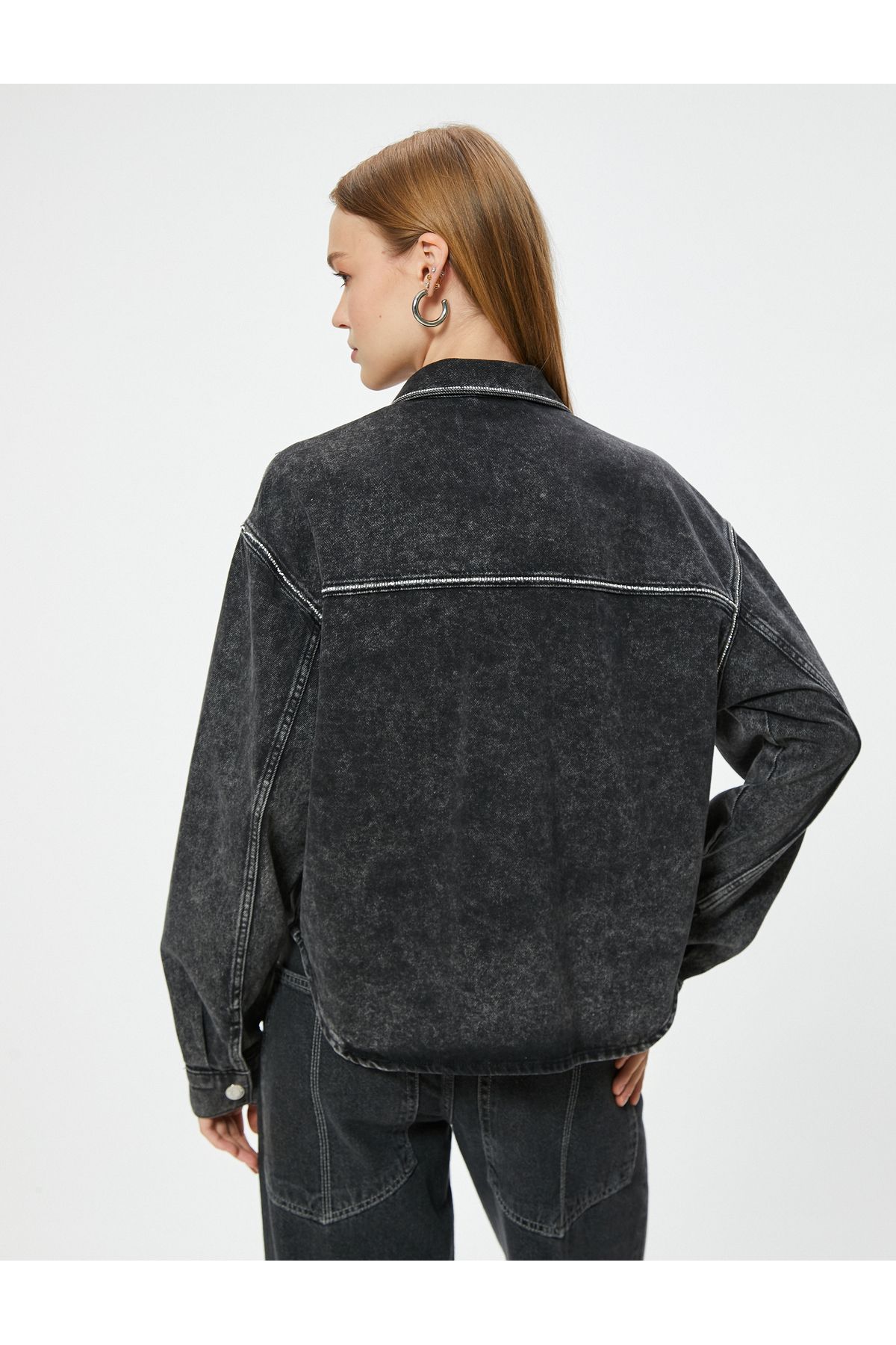 Kot Ceket Oversize Taşlı Yıkamalı Cep Detaylı Düğmeli Kot Ceket Oversize Taşlı Yıkamalı Cep Detaylı Düğmeli