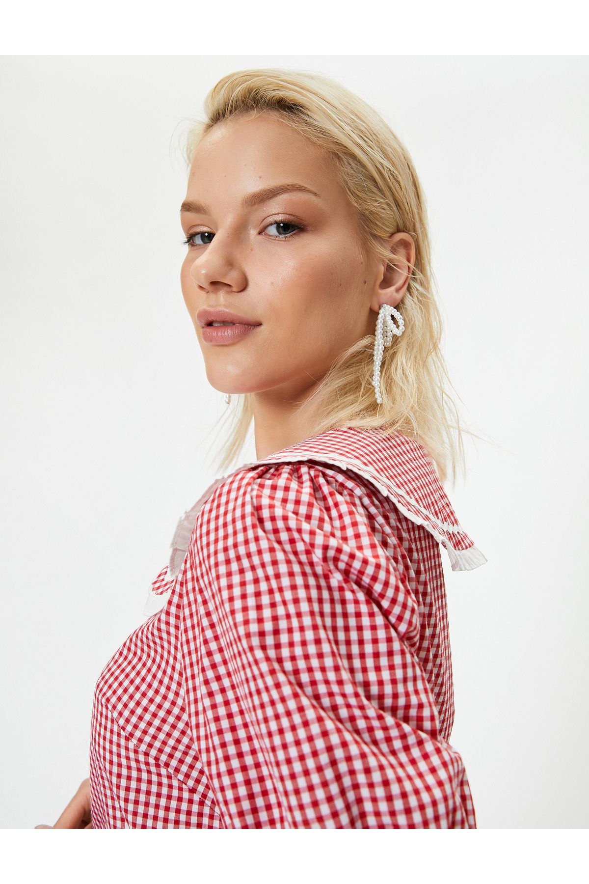 X Tuba Ünsal - Geniş Bebe Yaka Balon Kol Crop Gömlek Pötikareli Işleme Detaylı X Tuba Ünsal - Geniş Bebe Yaka Balon Kol Crop Gömlek Pötikareli Işleme Detaylı