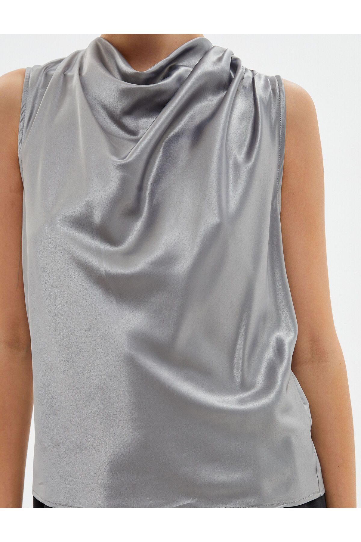 Saten Degaje Yaka Bluz Kolsuz Metalik Görünümlü Saten Degaje Yaka Bluz Kolsuz Metalik Görünümlü