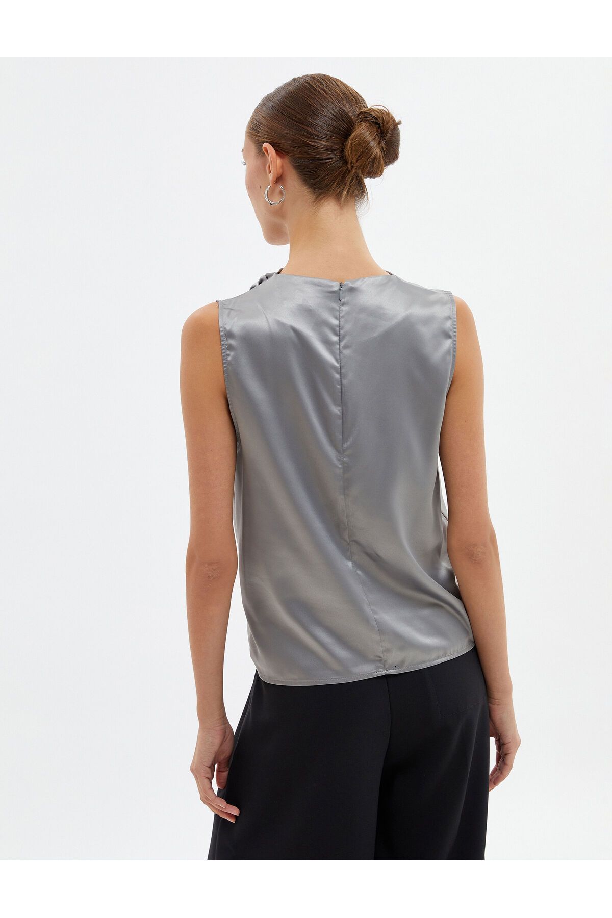 Saten Degaje Yaka Bluz Kolsuz Metalik Görünümlü Saten Degaje Yaka Bluz Kolsuz Metalik Görünümlü