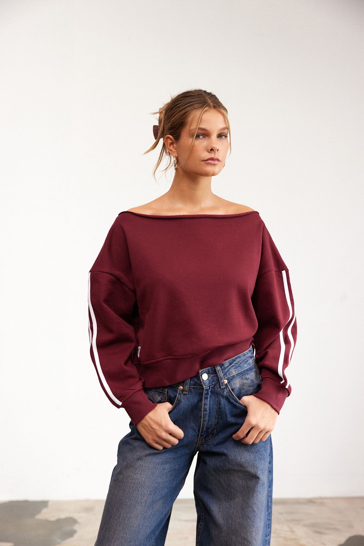 Bordo Açık Omuzlu Şeritli Oversize Sweatshirt