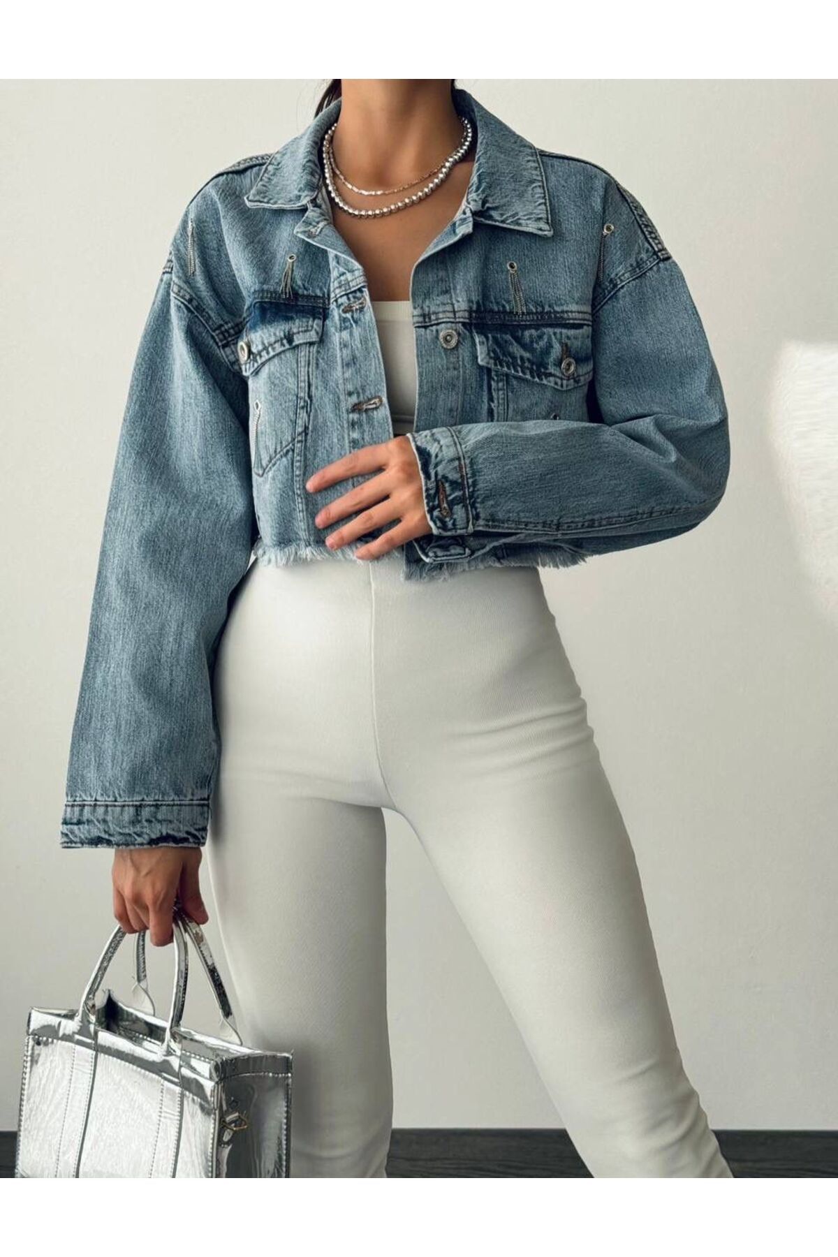 Mavi Zincir Detaylı Oversize Crop Kadın Kot Ceket Mavi Zincir Detaylı Oversize Crop Kadın Kot Ceket