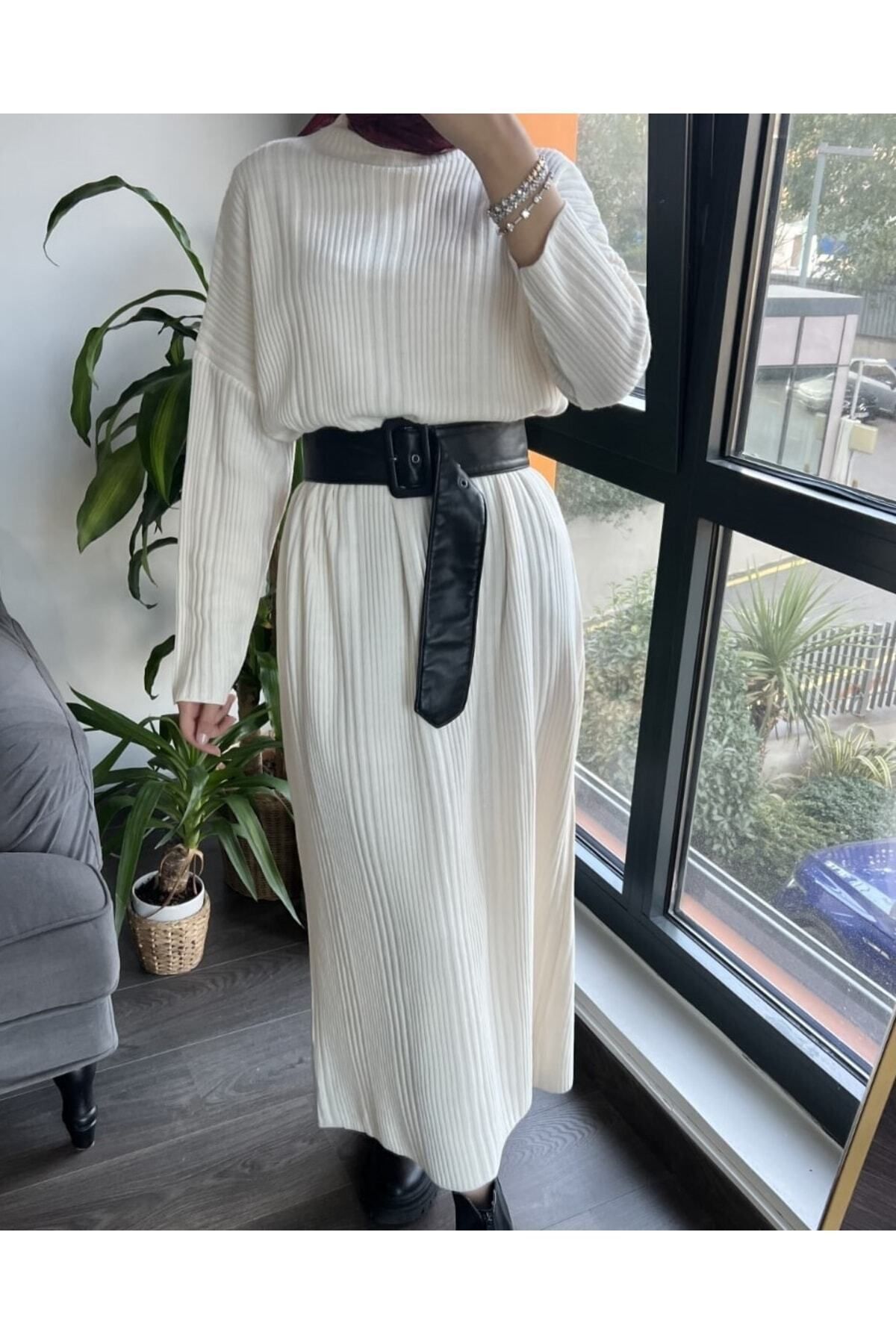 Oversize Bol Kesim Yarım Balıkçı Yaka Fitilli Triko Tesettür Elbise 38-44 Beden Arası Oversize Bol Kesim Yarım Balıkçı Yaka Fitilli Triko Tesettür Elbise 38-44 Beden Arası
