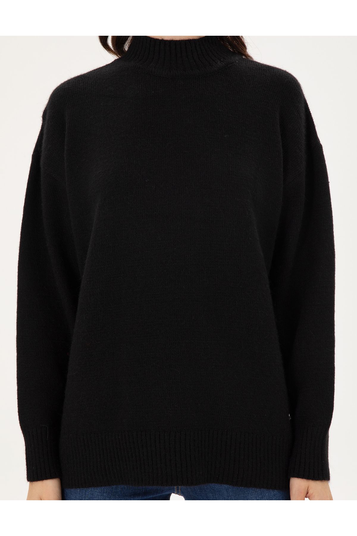 Siyah Oversize Yarım Balıkçı Kazak 50301841-VR046 Siyah Oversize Yarım Balıkçı Kazak 50301841-VR046