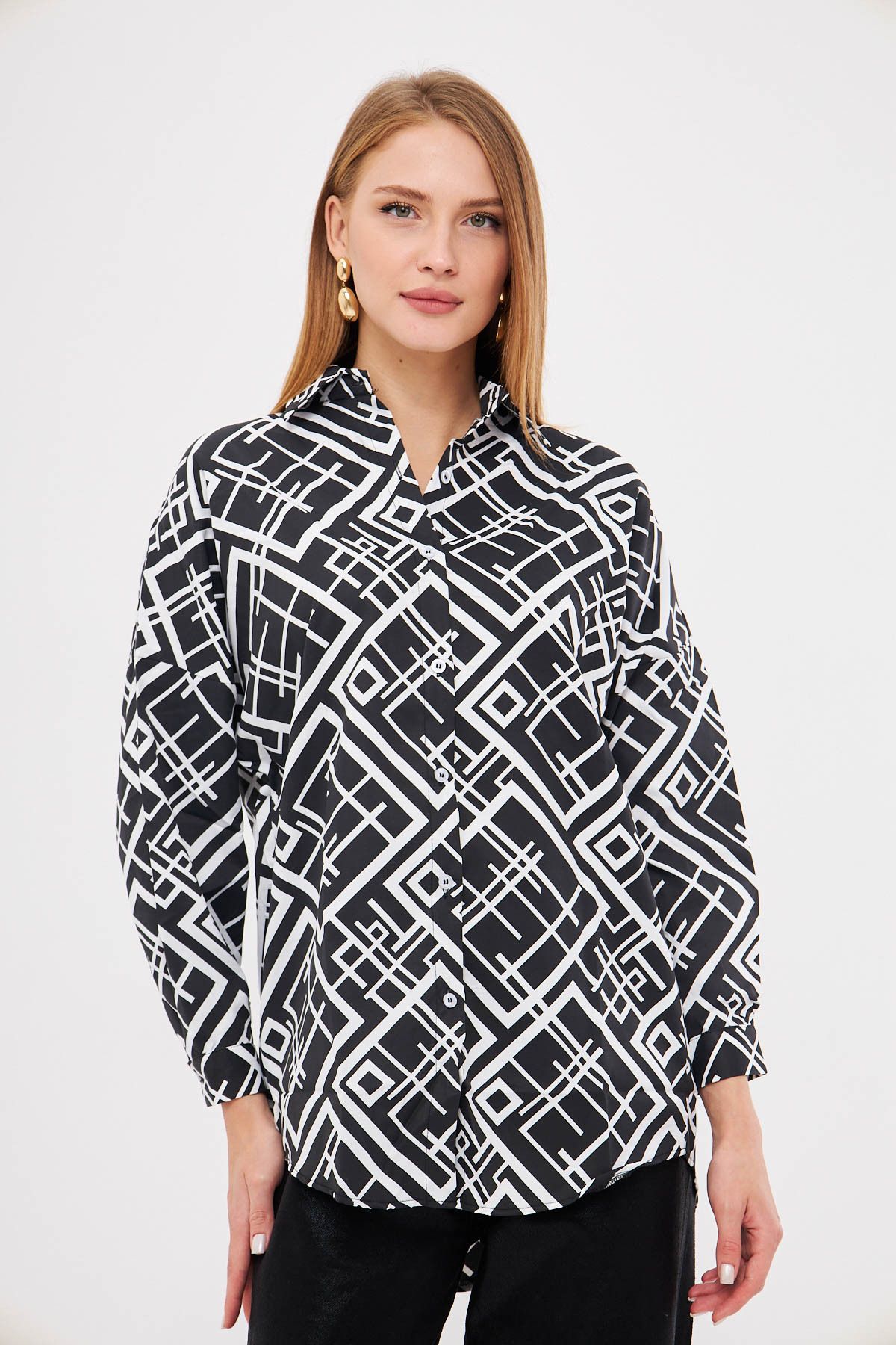 Kadın Siyah Kare Desen Oversize Uzun Basic Gömlek Arm-22Y001144 Kadın Siyah Kare Desen Oversize Uzun Basic Gömlek Arm-22Y001144