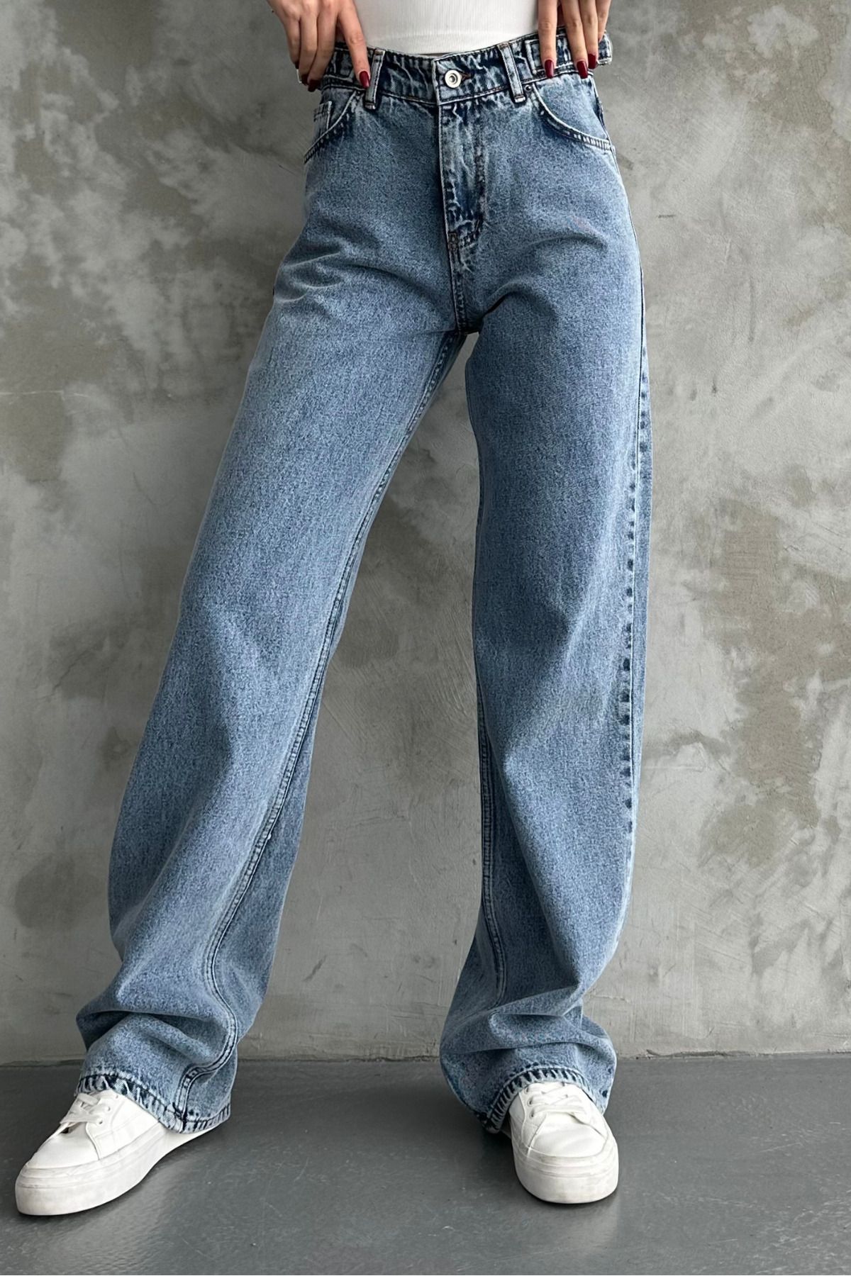 Kemeri Toka Detaylı Bol Kesim Geniş Paça Jean Pantolon Kemeri Toka Detaylı Bol Kesim Geniş Paça Jean Pantolon