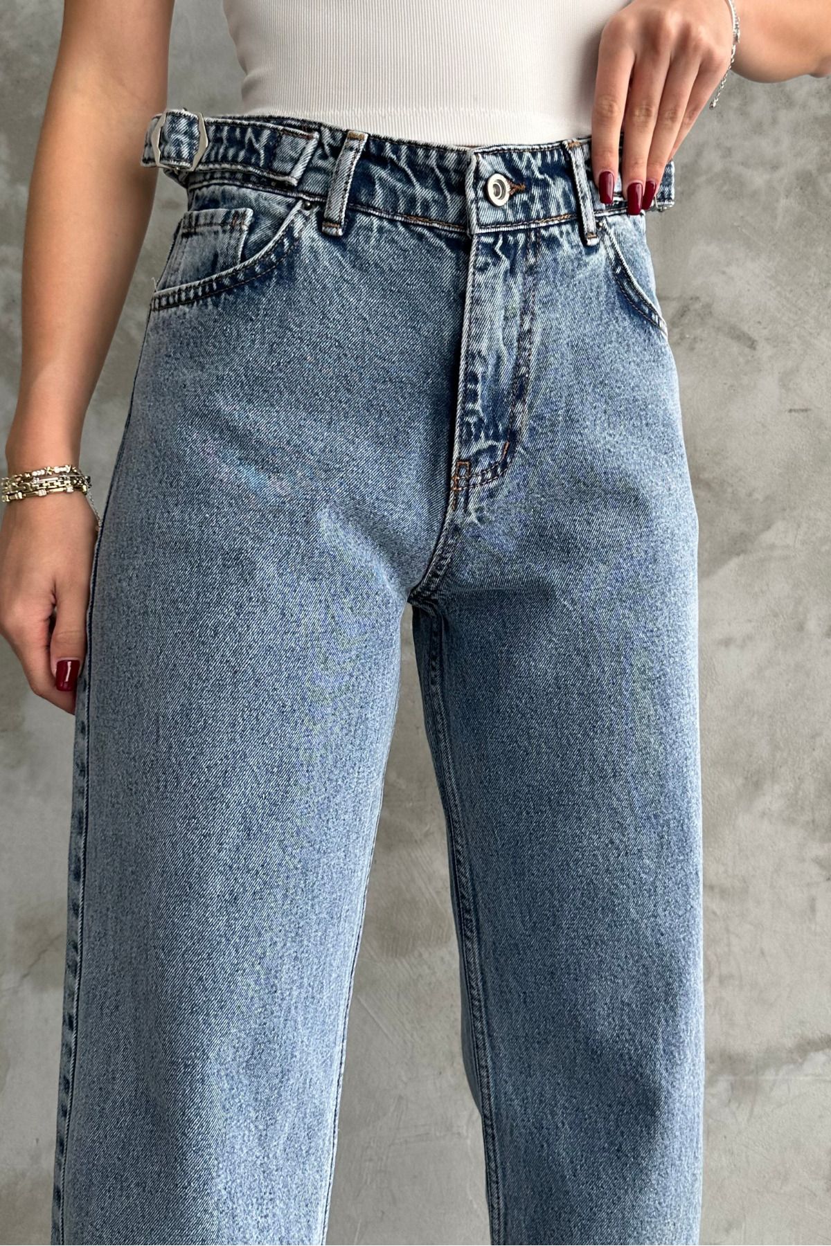 Kemeri Toka Detaylı Bol Kesim Geniş Paça Jean Pantolon Kemeri Toka Detaylı Bol Kesim Geniş Paça Jean Pantolon