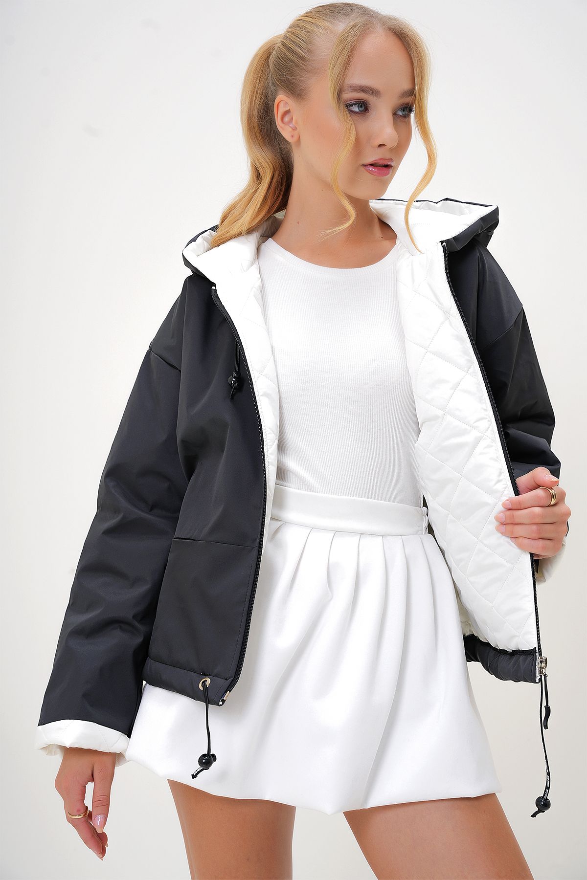 Kadın Siyah Kapüşonlu Gizli Cepli İçi Astarlı Ve Dolgulu Mont ALC-X13134