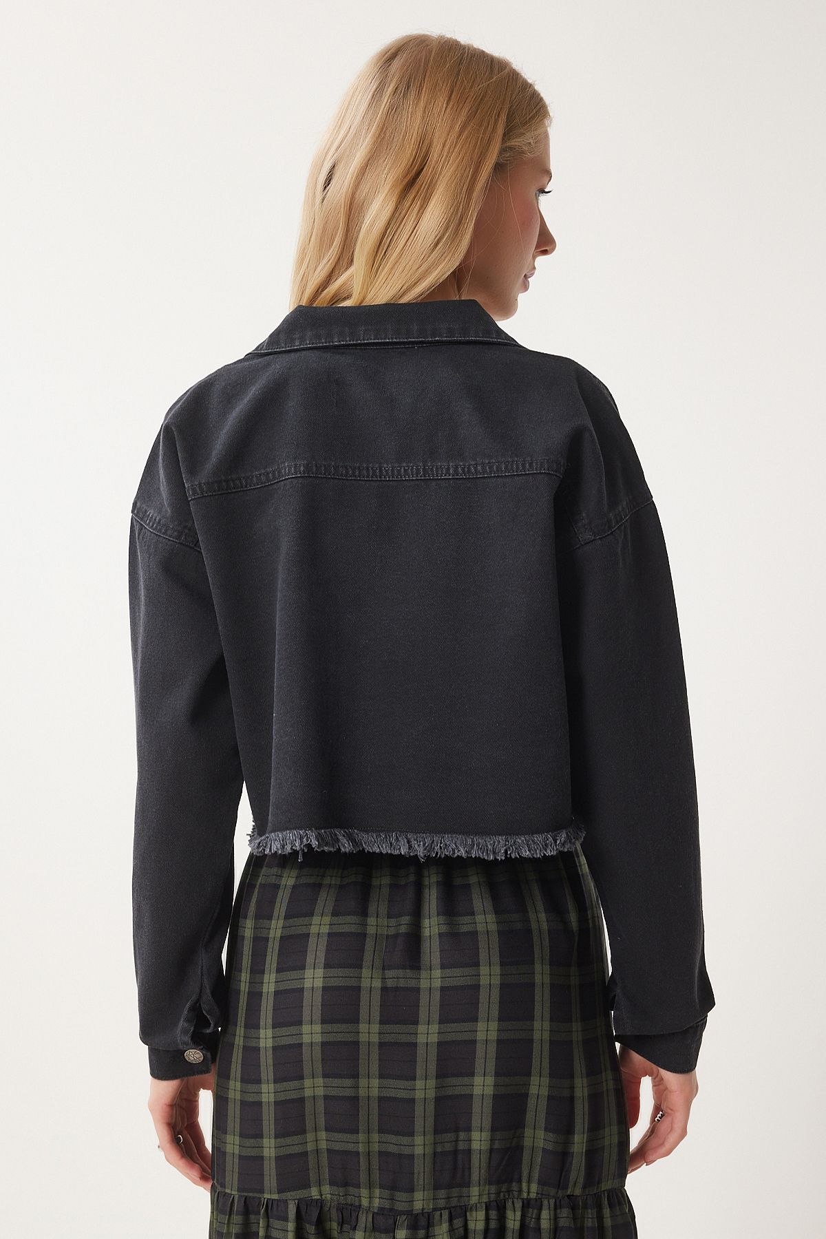Kadın Siyah Püskül Detaylı Denim Crop Ceket AN00214 Kadın Siyah Püskül Detaylı Denim Crop Ceket AN00214