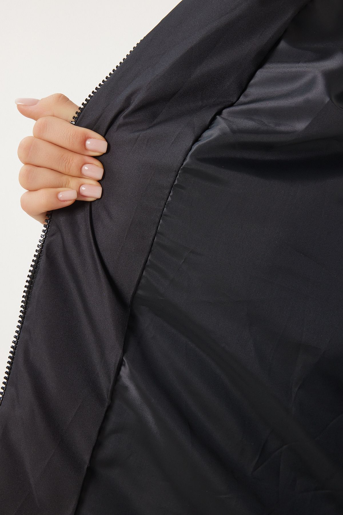 Kadın Siyah Kapüşonlu Oversize Şişme Mont RV00002 Kadın Siyah Kapüşonlu Oversize Şişme Mont RV00002